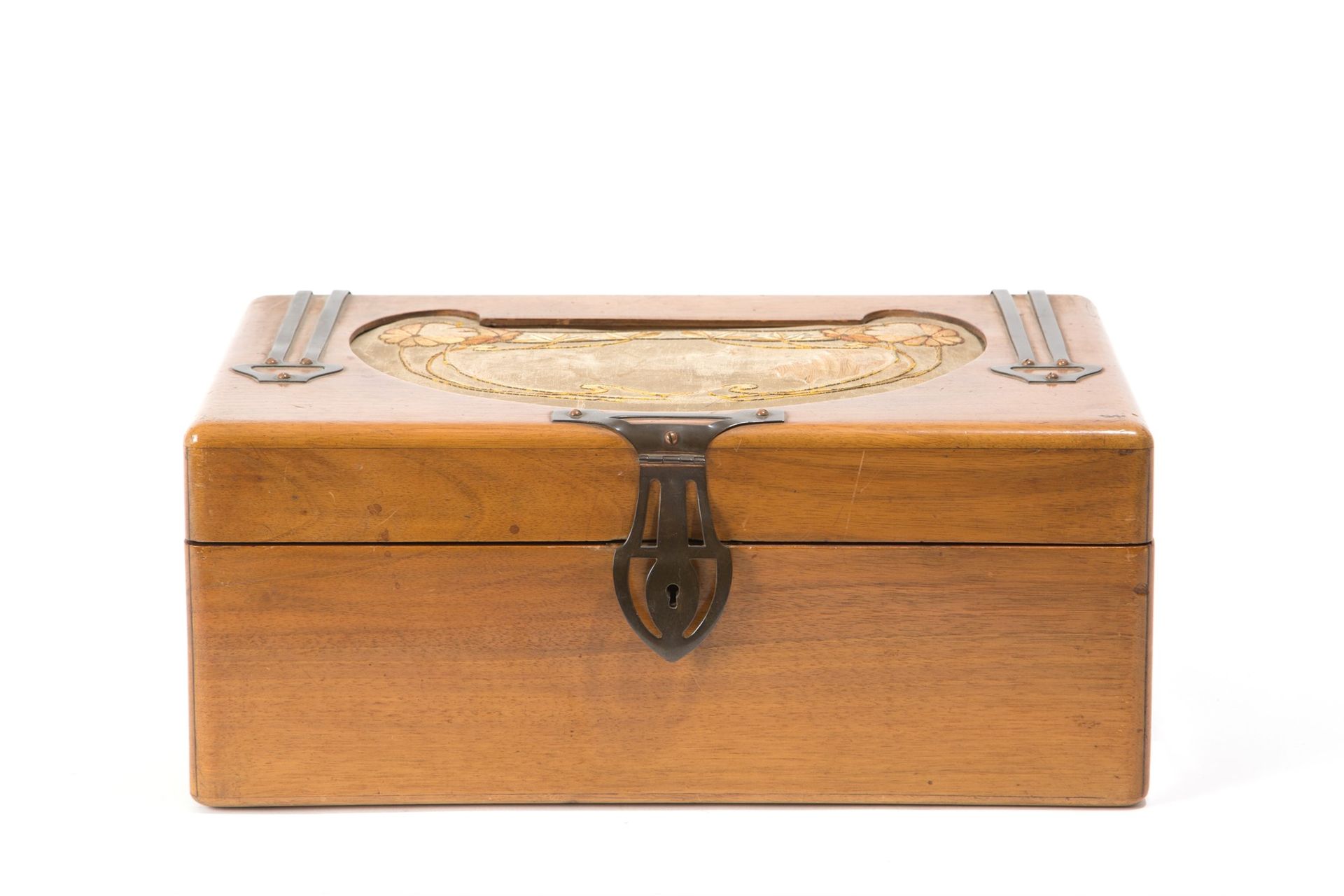 Wooden box 胡桃木和黄铜棺材，中间有小圆点。新艺术运动时期。缺少一个手柄。16x39x24厘米左右。
