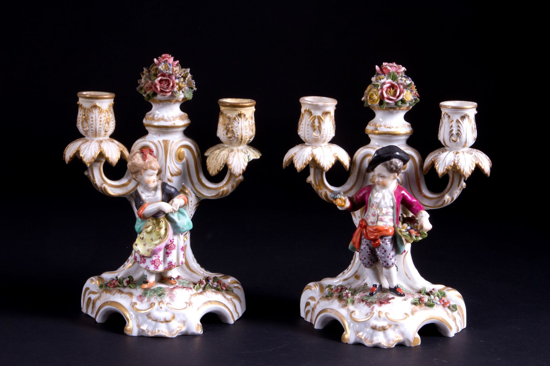 Pair of porcelain candlesticks 一对精美的瓷质烛台，上面有儿童的形象。迈森制造厂。19世纪晚期。一个标在底部。缺陷和修复。23x1&hellip;