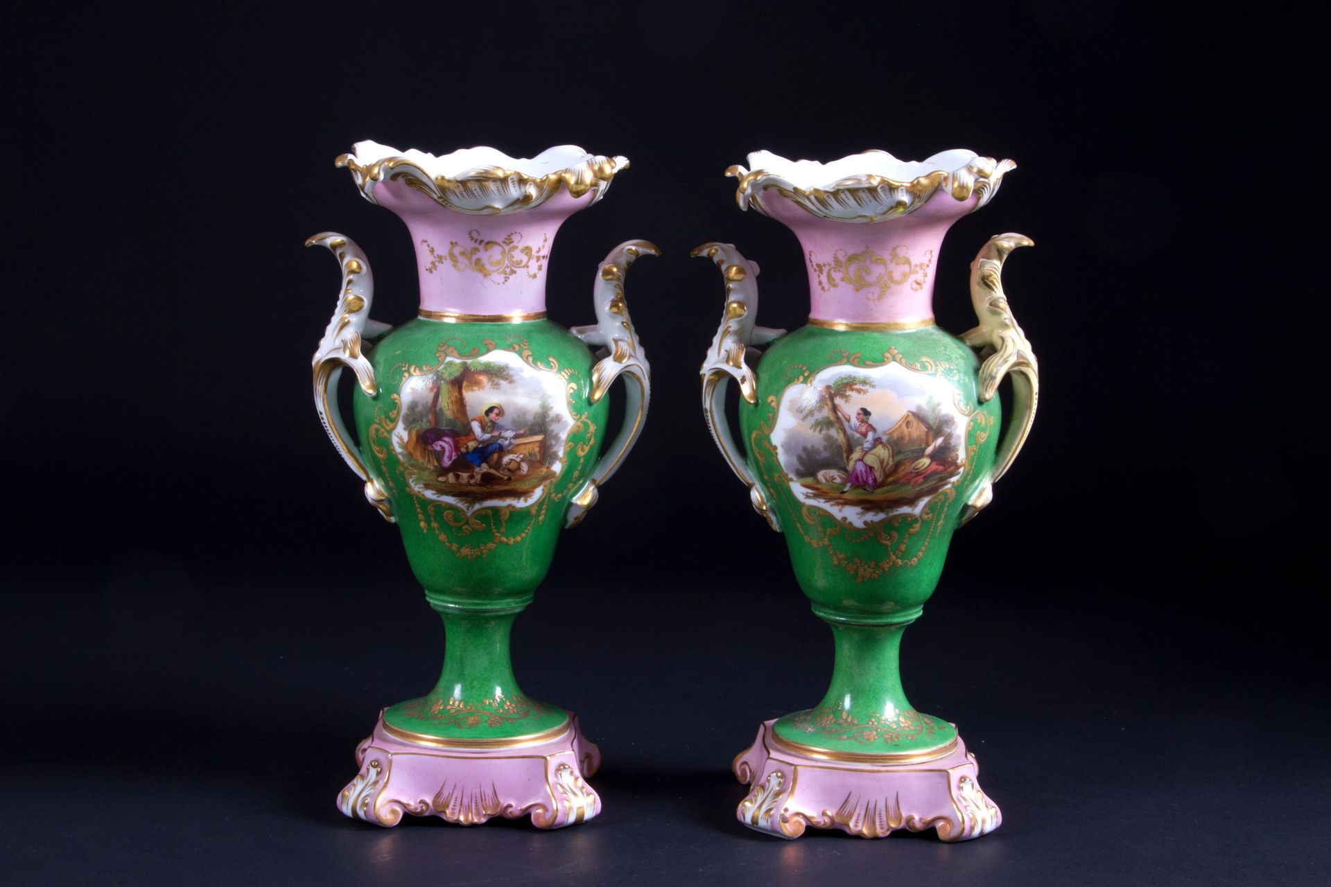 Pair of porcelain vases Coppia di vasi in porcellana finemente dipinta con scene&hellip;