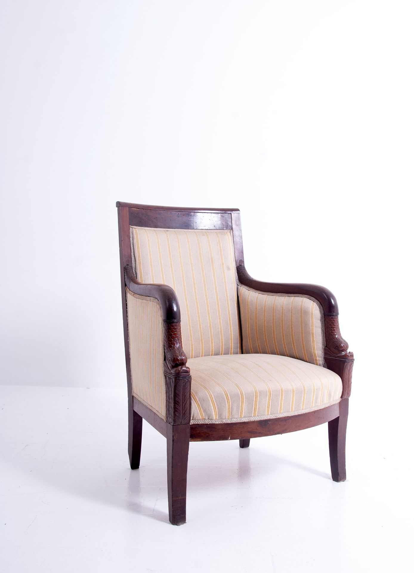 Armchair 胡桃木扶手椅，椅背和椅身都有软垫。19世纪初。