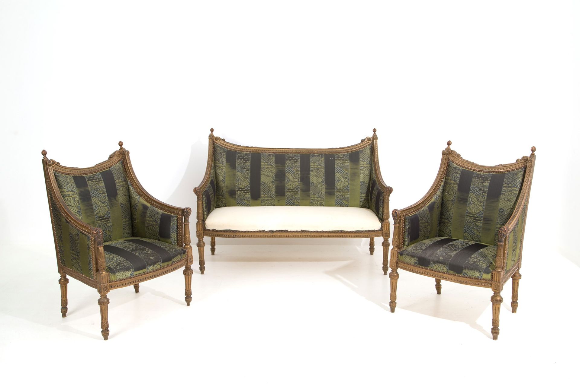 Sofa and pair of armchairs 雕刻和镀金木质的沙发和两个扶手椅。19世纪晚期。装饰材料的缺陷。
 
沙发尺寸：95x126x49厘米左右&hellip;
