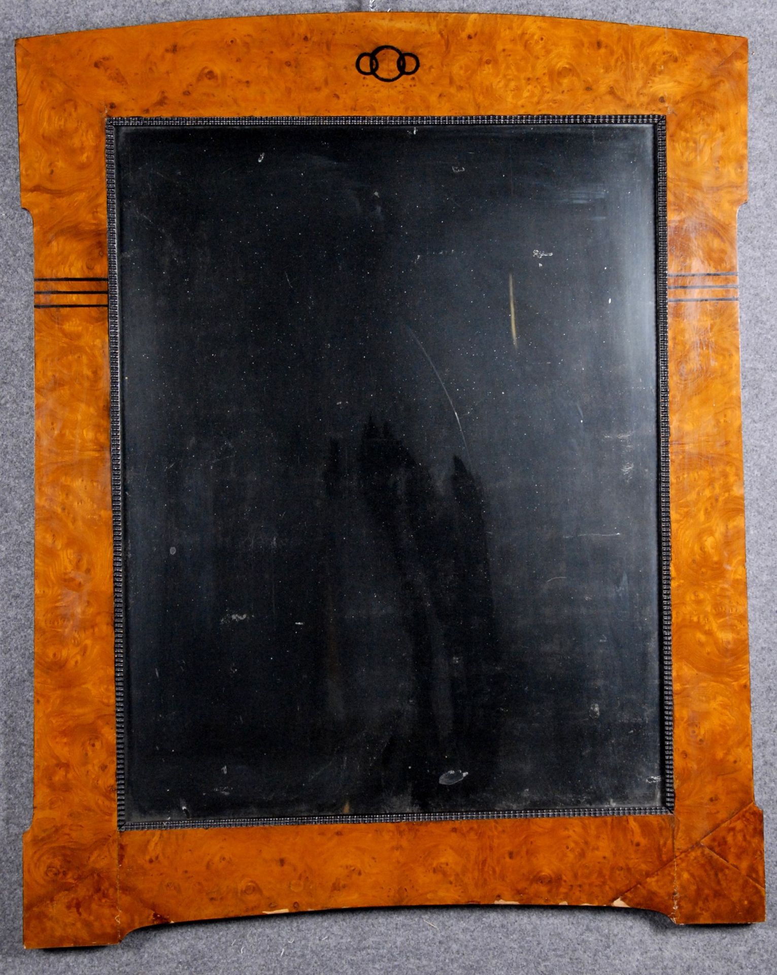 Mirror 装饰风格的石楠木和乌木框架的镜子。20世纪。轻微的缺陷。最大尺寸：91厘米，高度：116厘米左右。