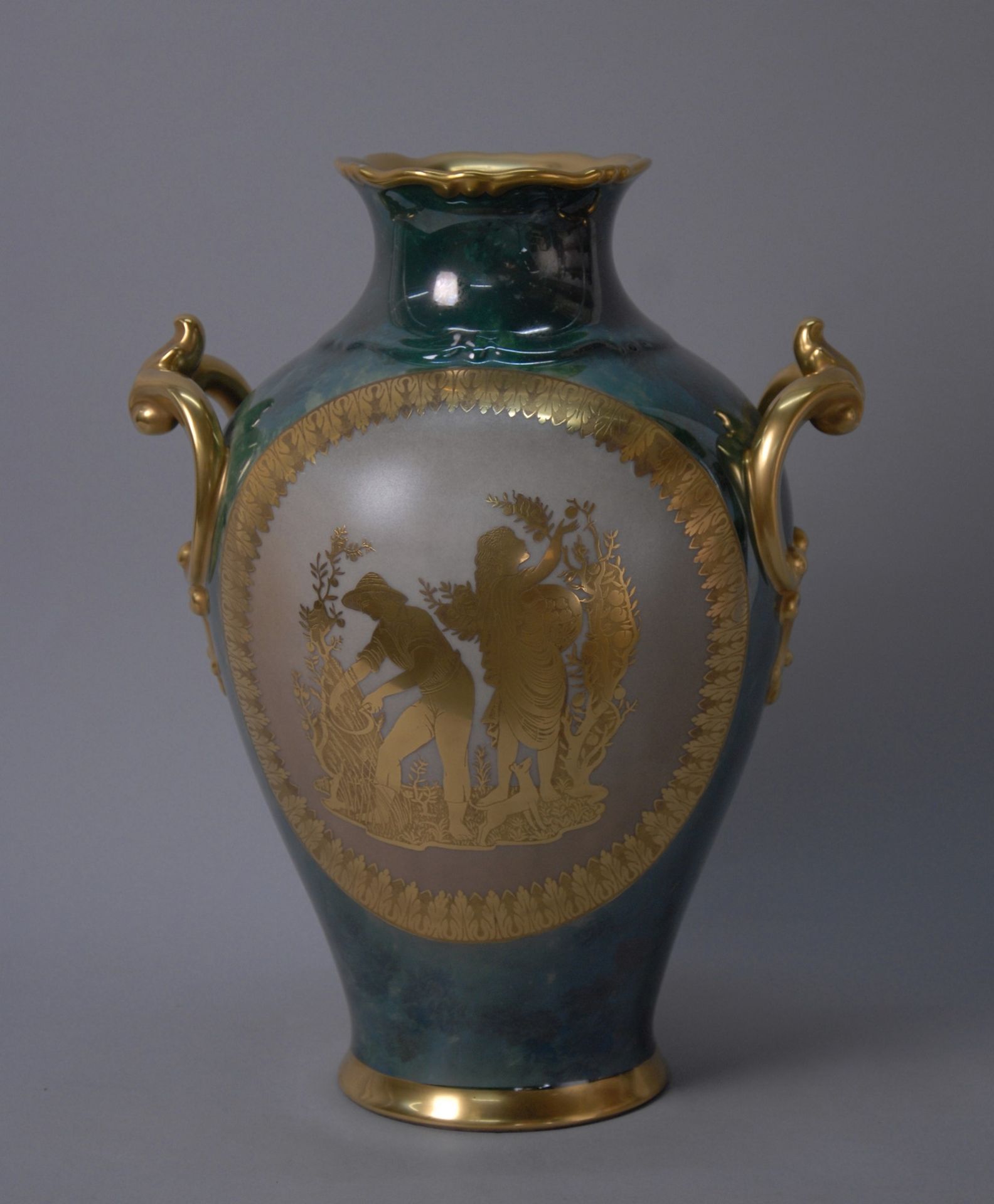 Porcelain vase. THOMAS BAVARIA 多色瓷花瓶，纯金装饰。底座下方有签名THOMAS BAVARIA。德国。20世纪。 高约37厘米。