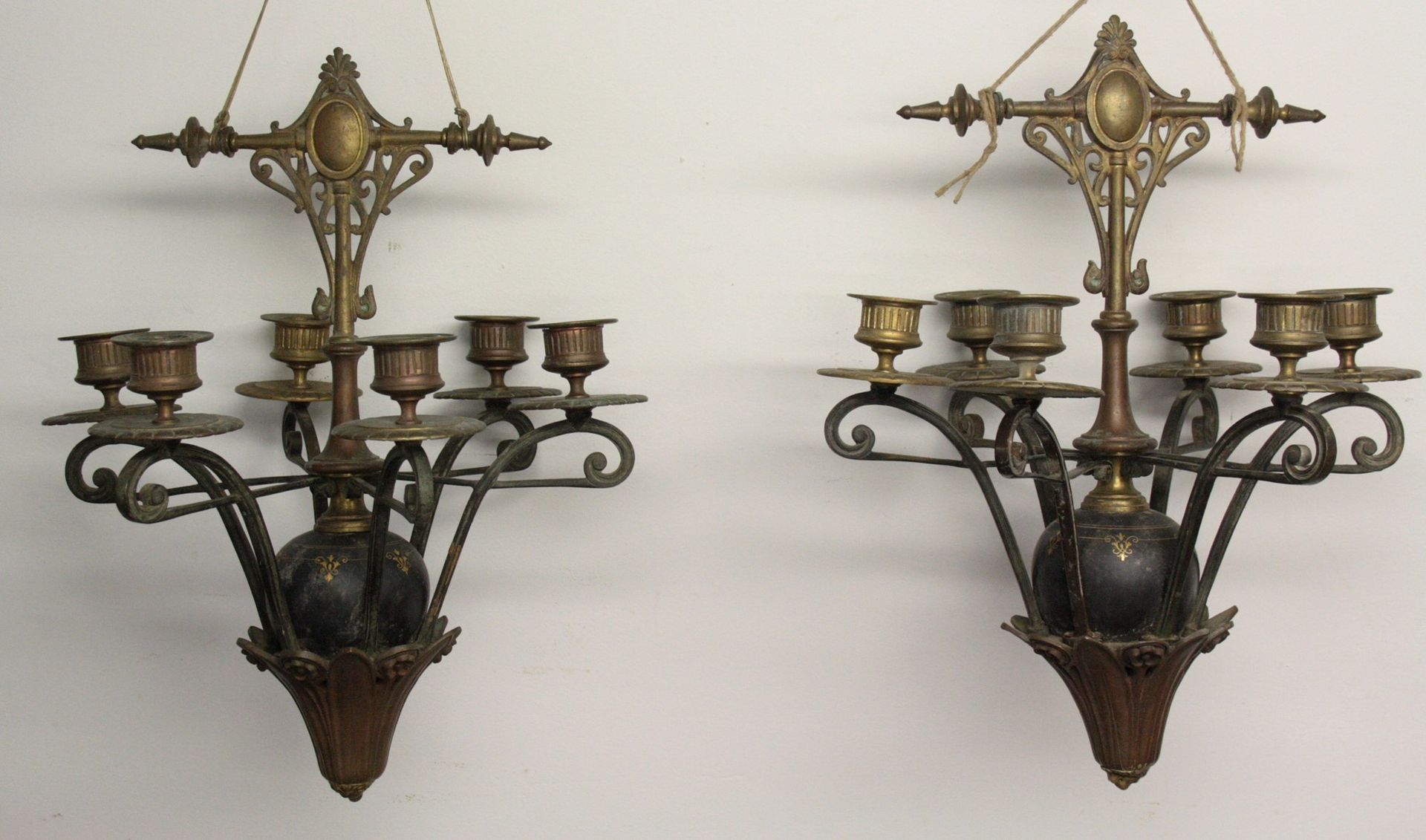 Pair of small chandeliers Zwei kleine Kronleuchter aus Bronze mit sechs Lichtern&hellip;