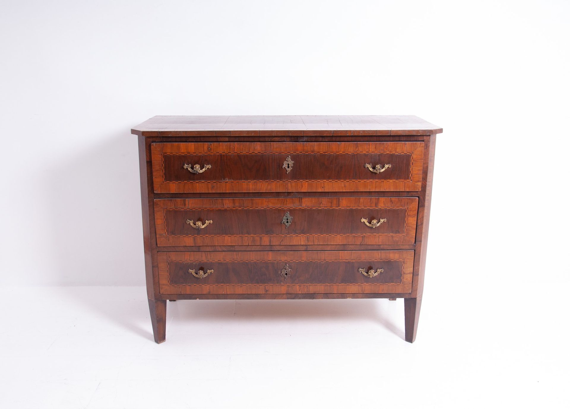 Walnut veneered chest of drawers Commode à panneaux en noyer et bois d'olivier, &hellip;