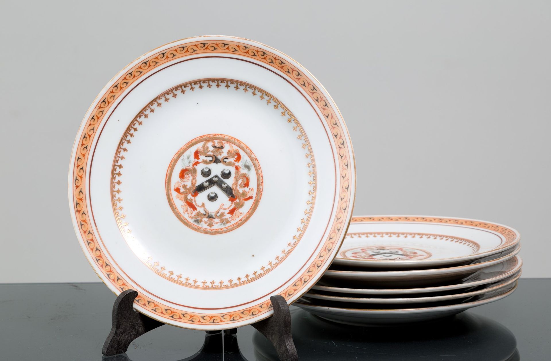 Six porcelain plates Six assiettes en porcelaine avec un blason héraldique peint&hellip;