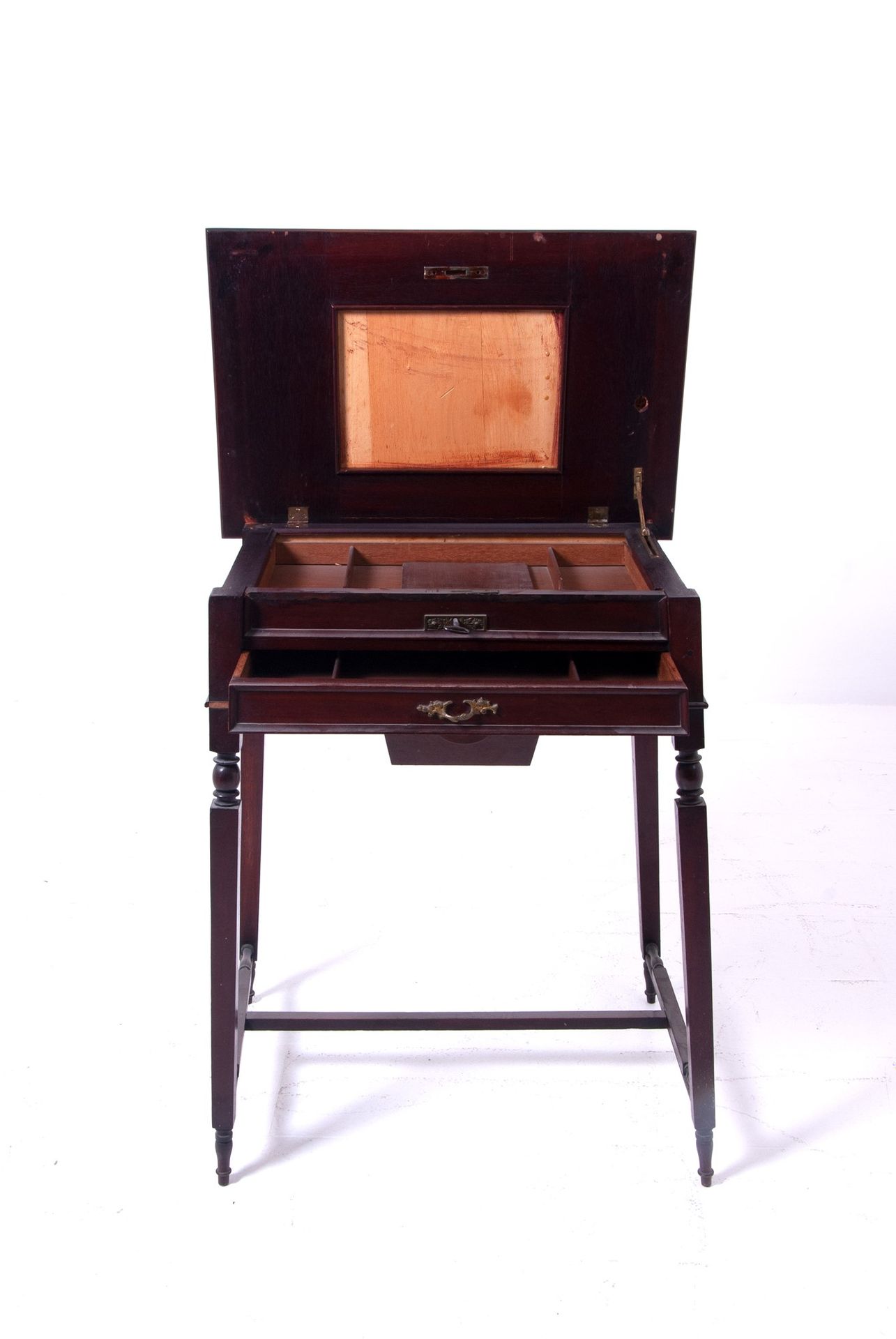 Work table Couchtisch aus Mahagoni. Art Nouveau Periode. Ca. 73x56x37,5 cm.