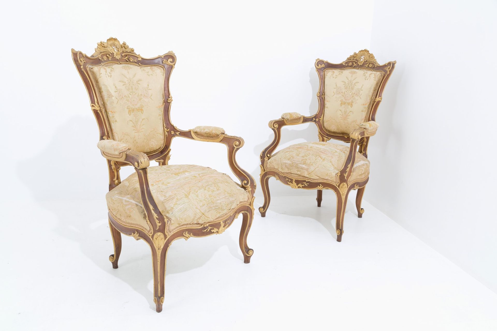 Pair of armchairs Pair of lacquered, carved and gilt wood armchairs with upholst&hellip;