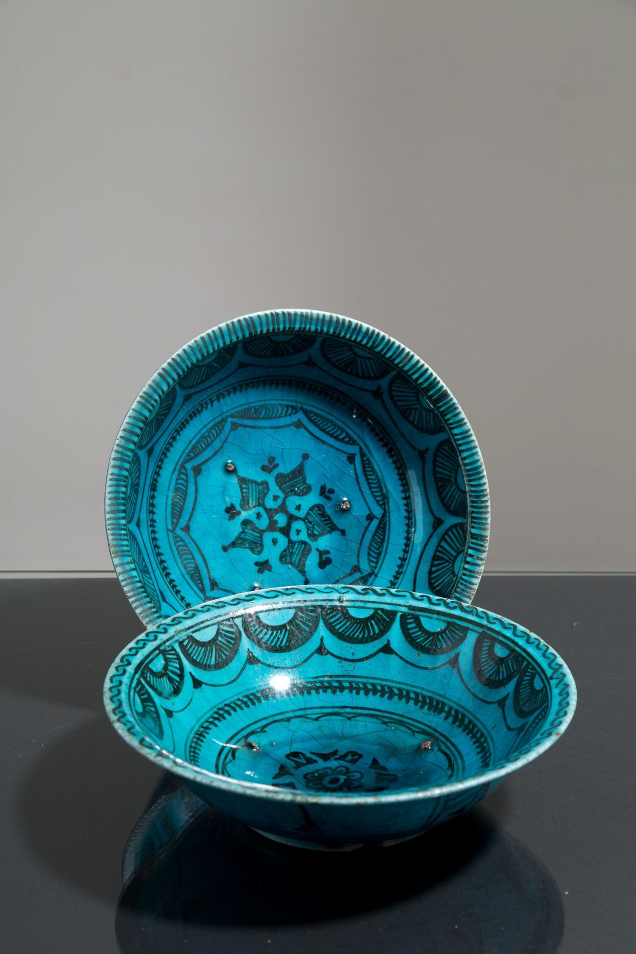Two ceramic tureens 两个蓝色陶瓷汤锅。北非。17世纪。缺陷。直径约25厘米。