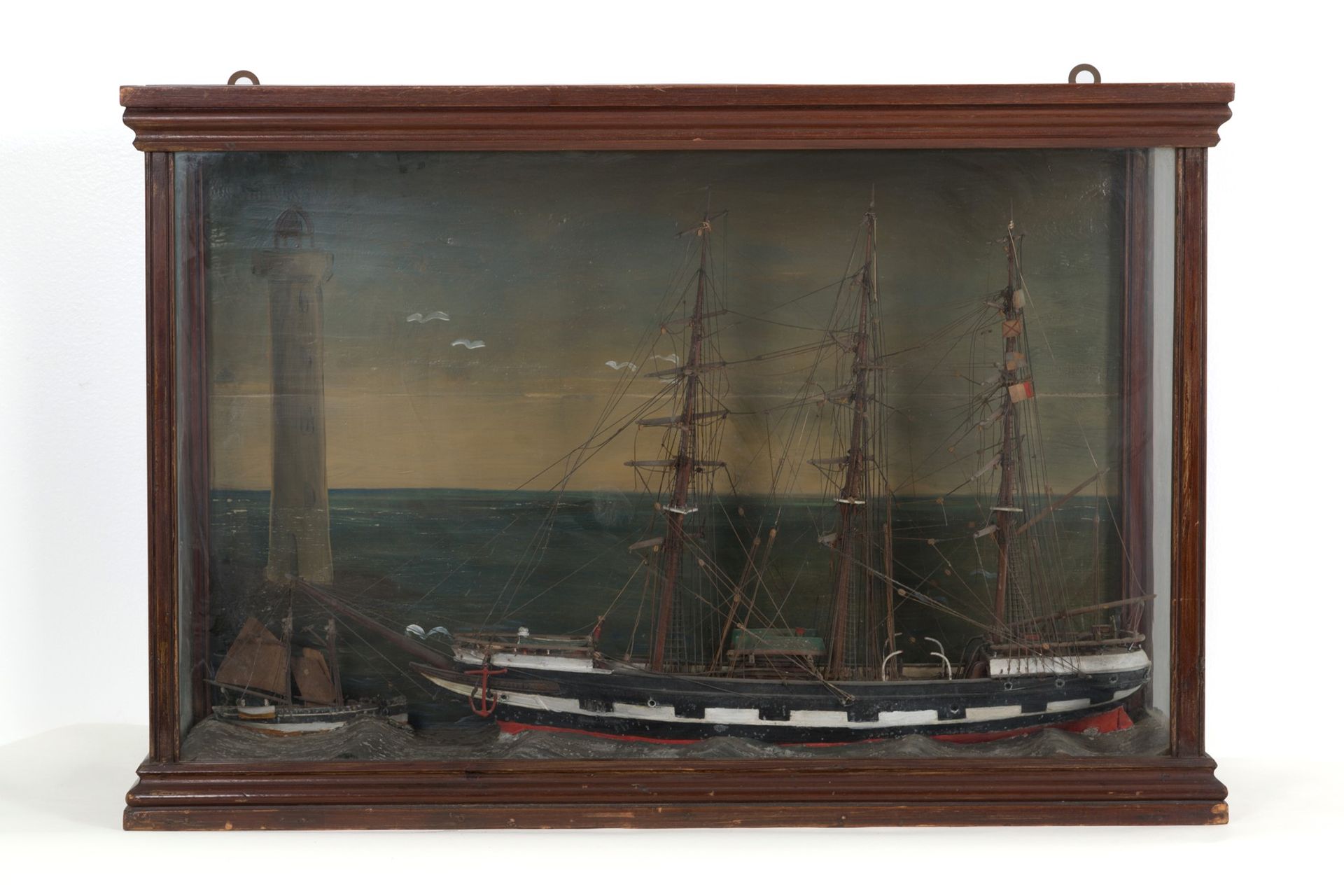 Diorama with sailing ships 带有木制帆船的透视画。19世纪。在玻璃橱窗里。约54.5x80x29厘米。