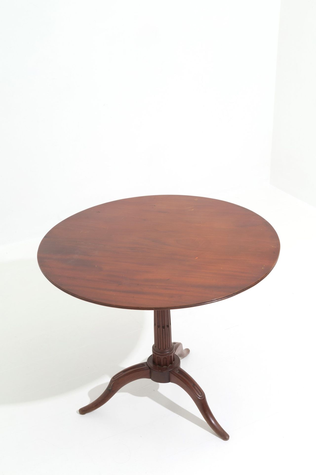 Round sail table Mahogany wood round sail table. England. 19th century. Flaws. H&hellip;