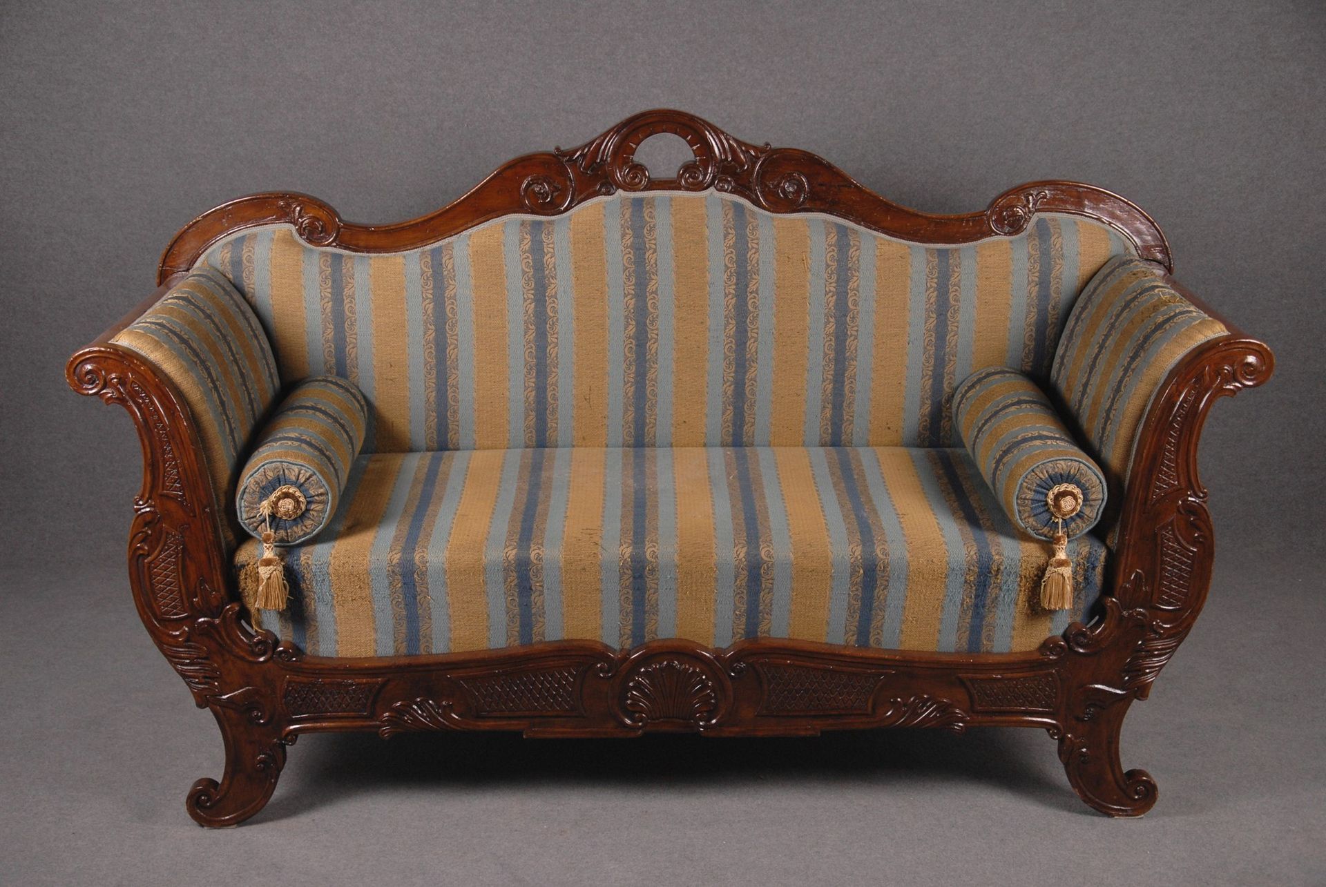 Sofa 胡桃木雕花沙发，雕刻有几何和卷轴图案，配有大马士革软垫。路易-菲利普时期。缺陷。178x60厘米左右。
