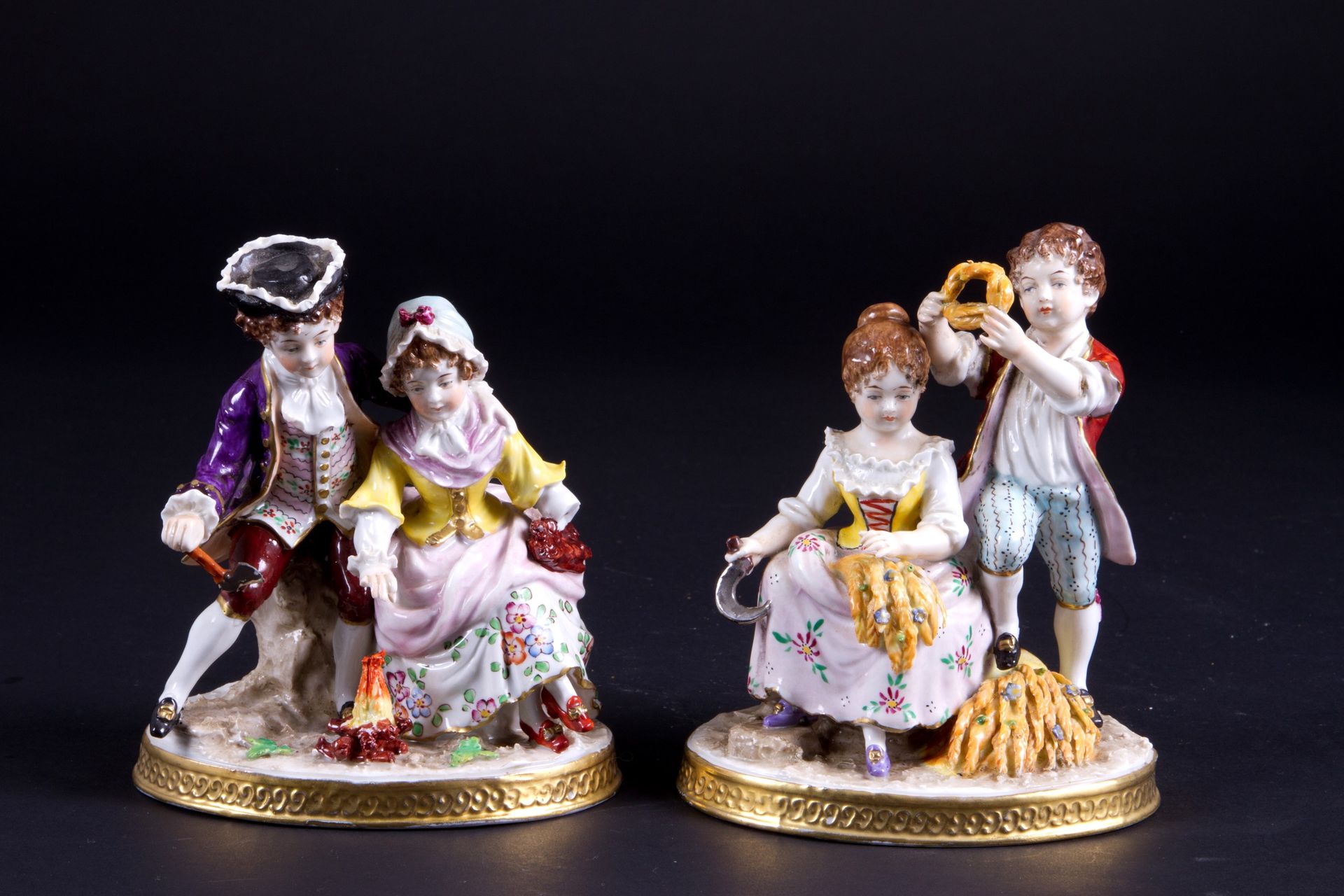 Pair of porcelain figurines. CAPODIMONTE 描绘 "FOCOLAR夫妇 "和 "MIETITURE夫妇 "的一对瓷器雕像。&hellip;