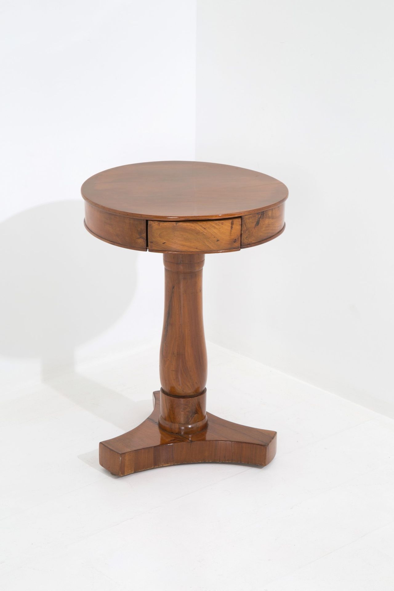 Round coffee table 胡桃木圆形咖啡桌，有三个聚脂脚和两个抽屉。19世纪。约70x50厘米。