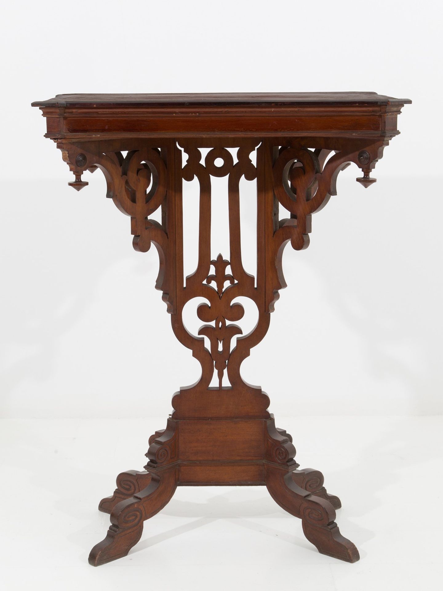 Gueridon Openwork walnut gueridon. Early 19th century. 105x86x58 cm approx.