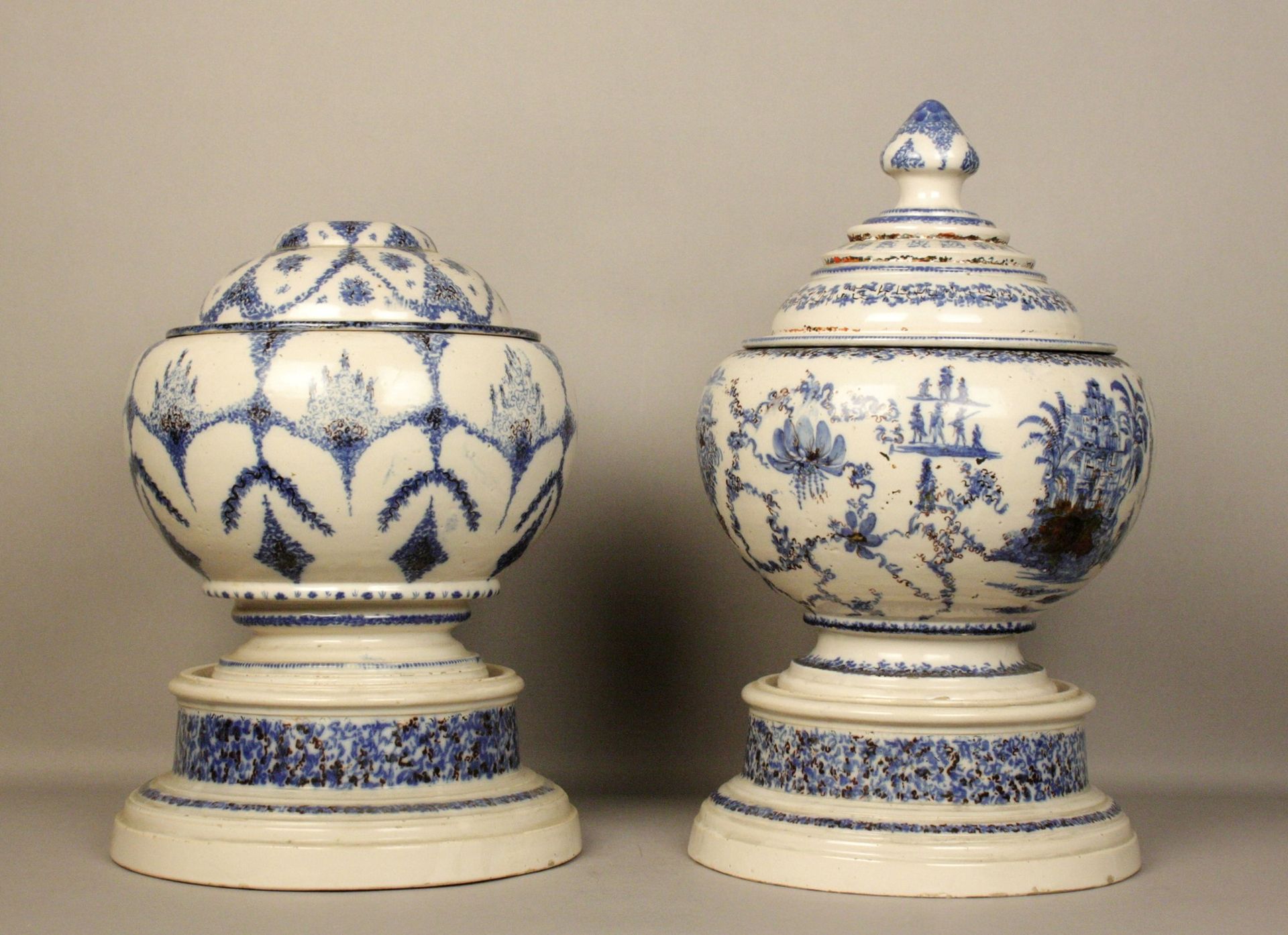 Pair of ceramic vases Paire de vases en céramique décorés de motifs floraux et d&hellip;