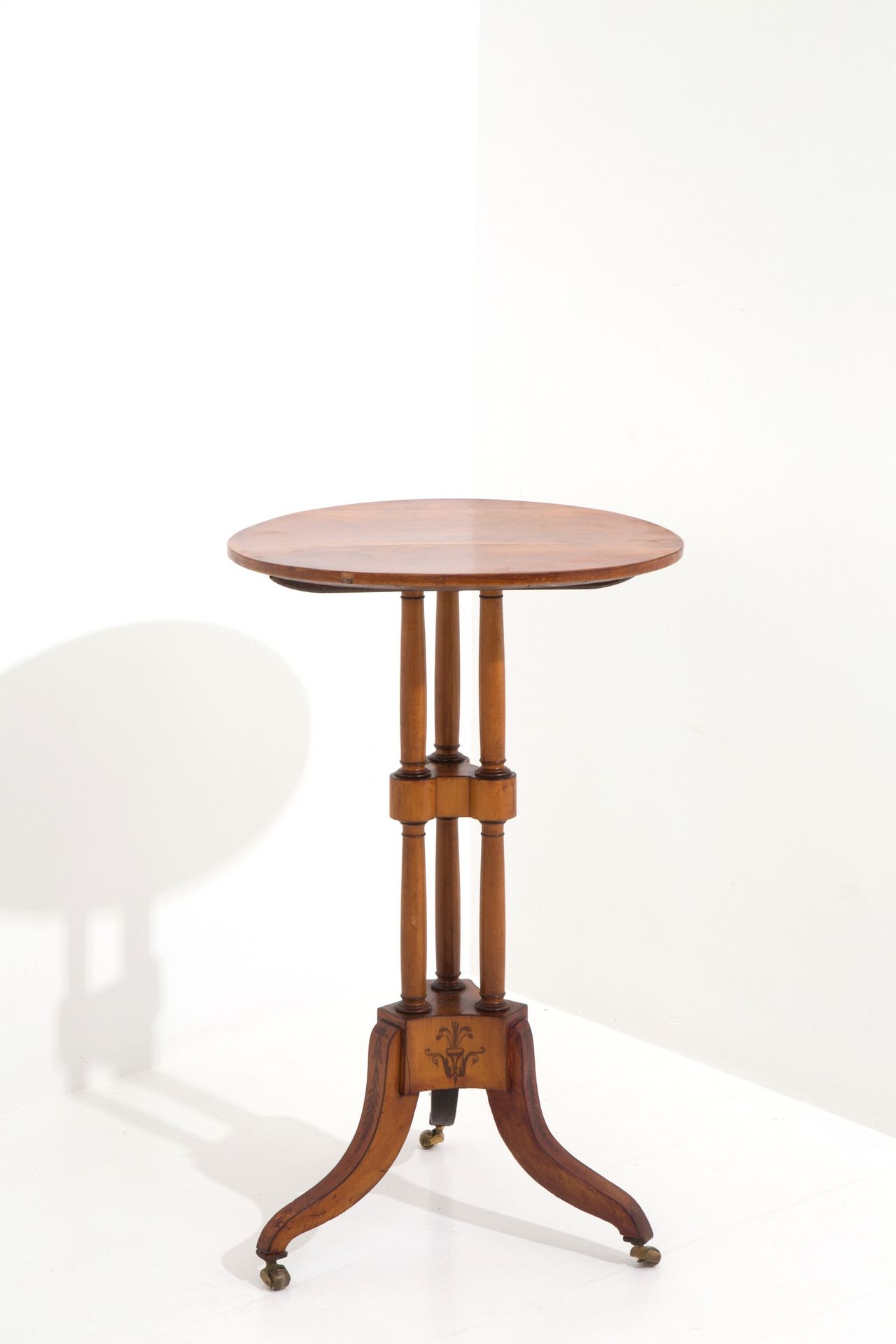 Tripod table 缎面木质三脚架咖啡桌。英国。19世纪晚期。 75x47.5 cm 约。
