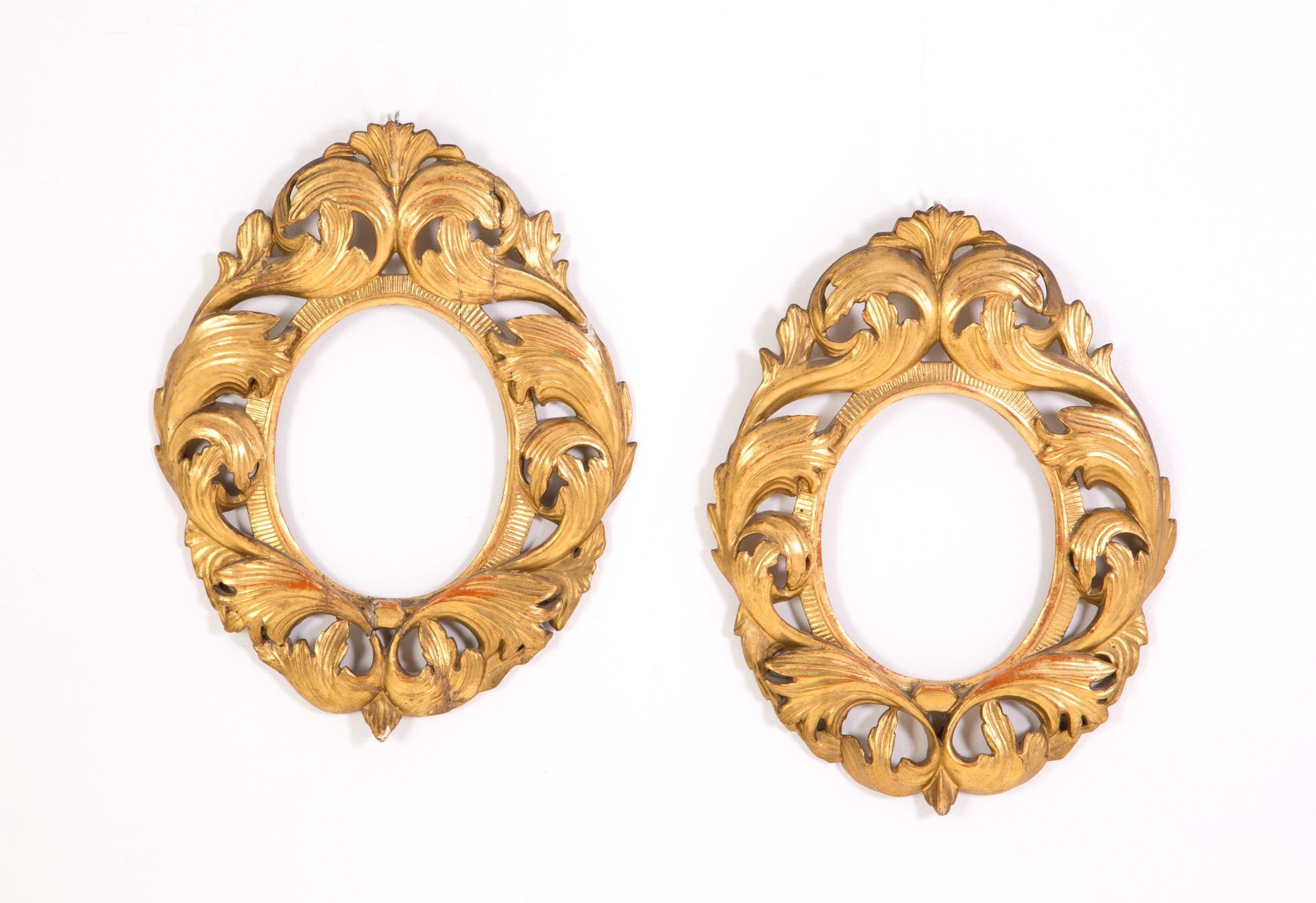 Pair of frames Paire de cadres ovales en bois sculpté, percé et doré. 18ème sièc&hellip;