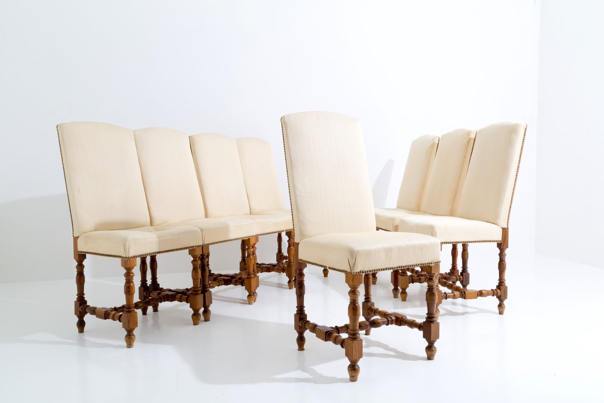 Eight chairs 八把软垫椅子，有胡桃木转椅腿。20世纪。 108x45x43厘米左右。