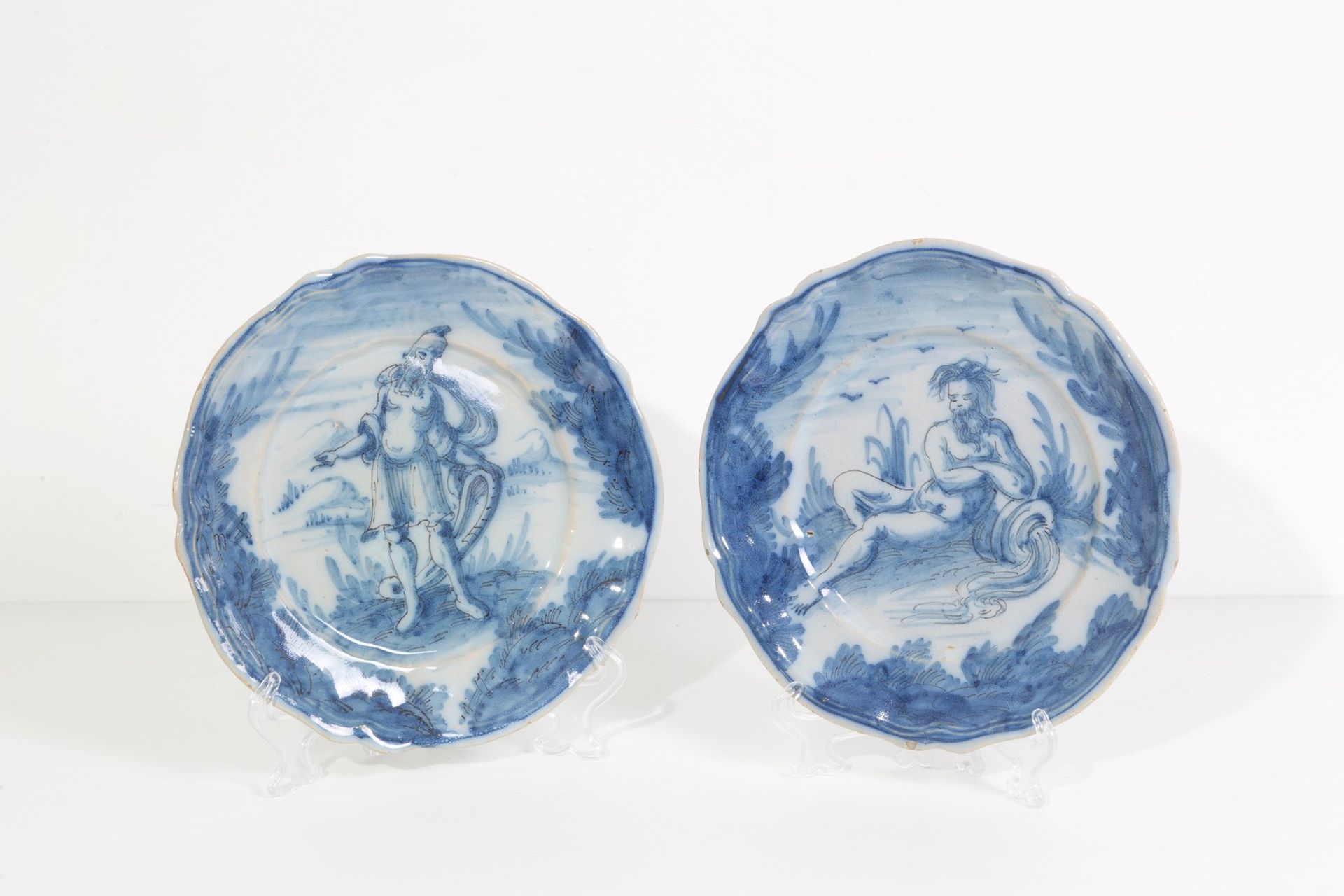 Pair of multi-lobed majolica plates 一对描绘 "人物 "的蓝漆马戈里卡盘。边缘呈多棱形。萨沃纳工厂。底部有标记。18世纪。直&hellip;
