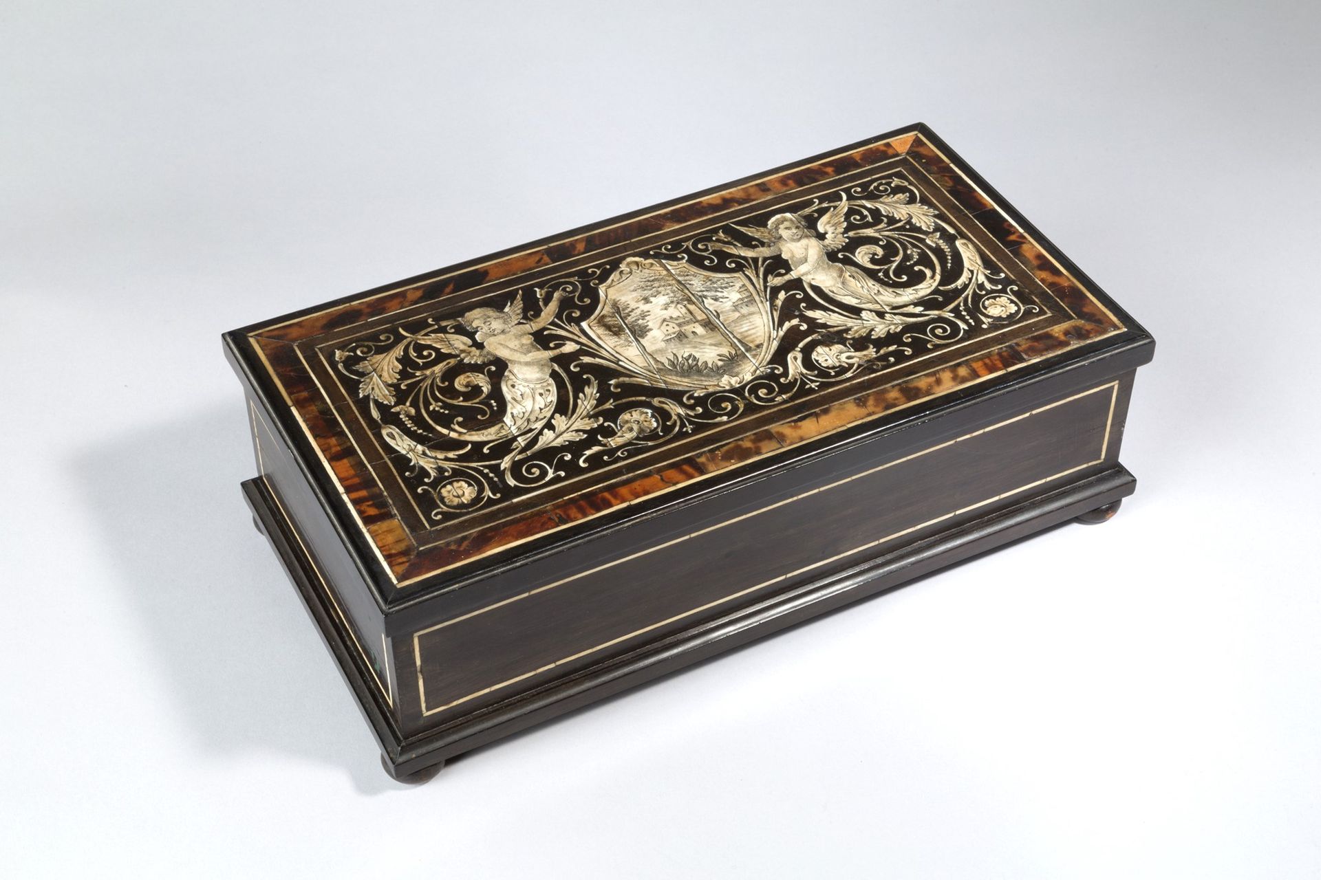 Wooden box 黑檀木的盒子，镶嵌着象牙。19世纪。轻微的缺陷。 11x34.5x18厘米左右。