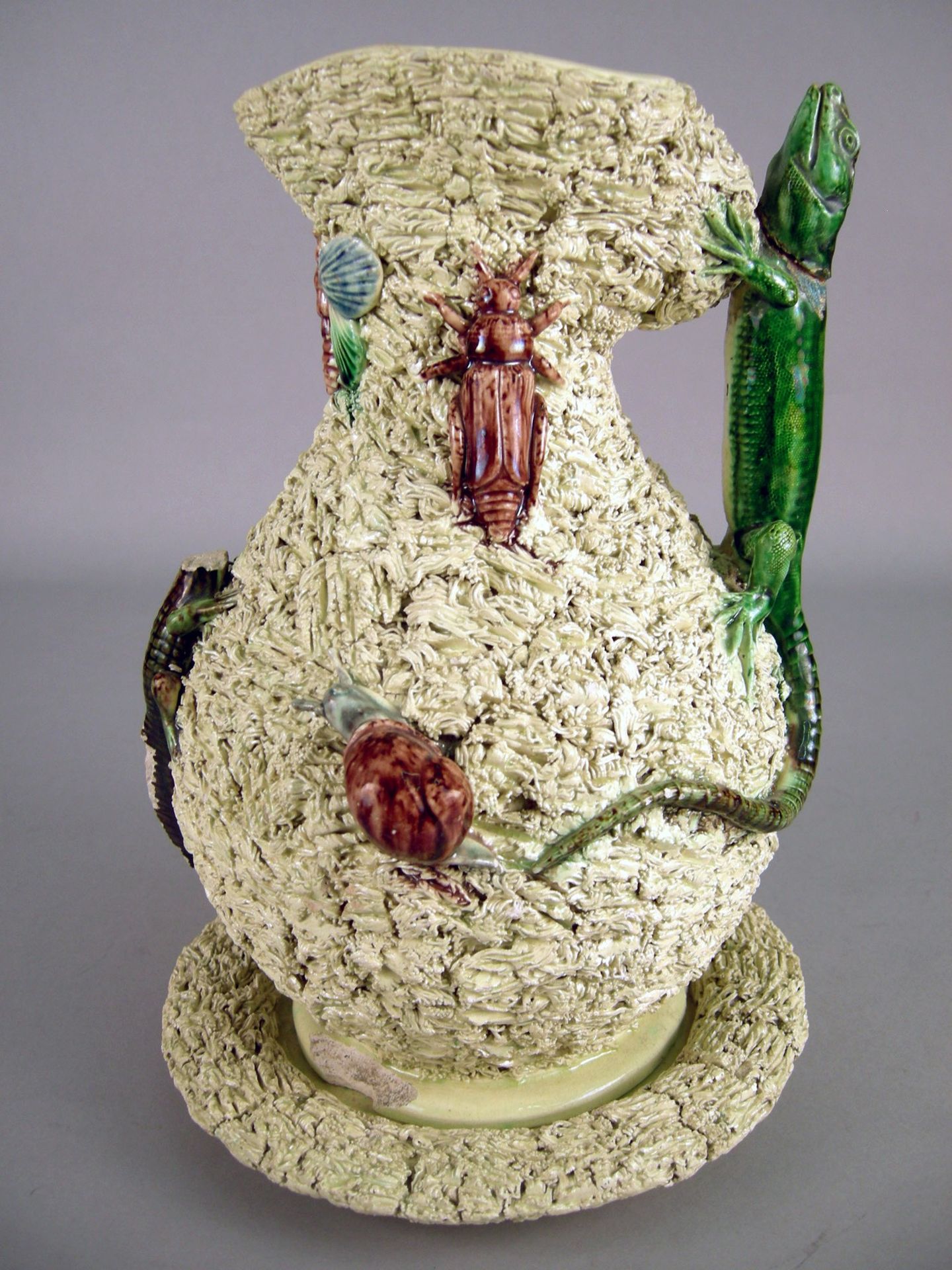 Pitcher with ceramic underplate 壶，带有动物浮雕的釉面陶瓷底板。葡萄牙。20世纪。缺陷和缺失。H. 33 cm ca.