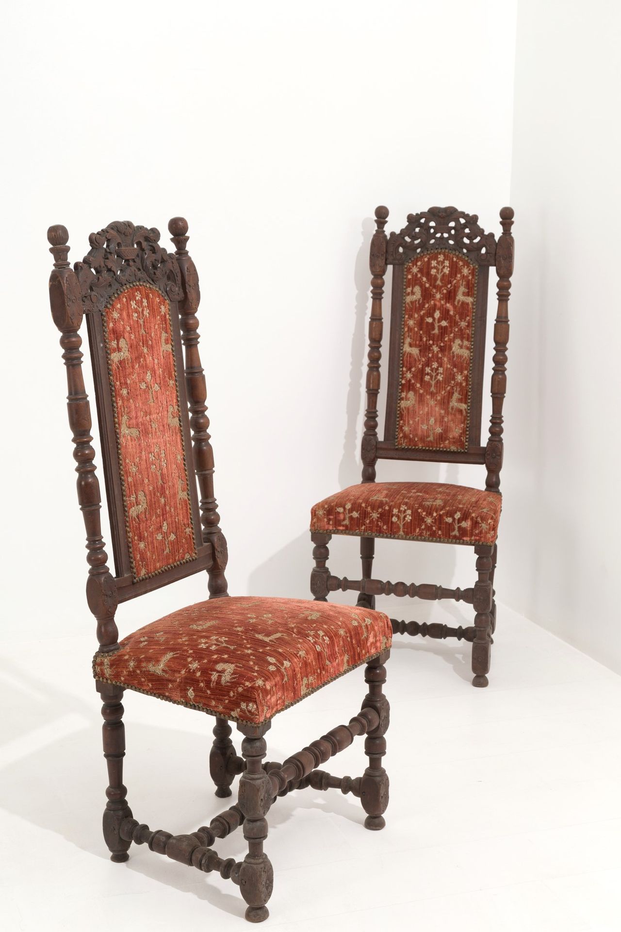 Two chairs Due sedie in legno di rovere intagliato con gambe tornite. Olanda. XI&hellip;