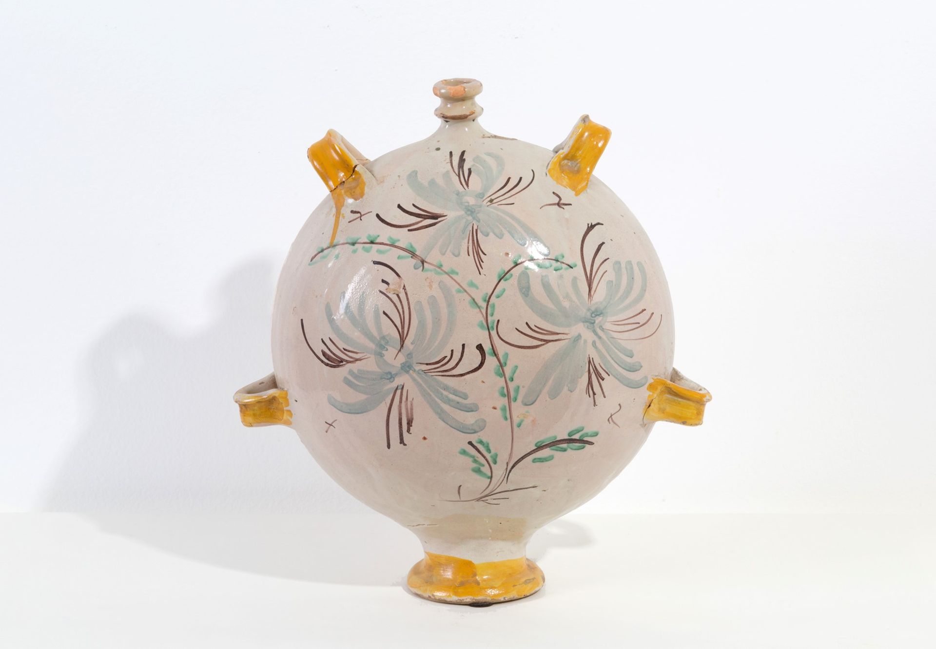 Ceramic flask 釉上彩和多色陶瓷烧瓶。意大利南部。18世纪。缺陷和裂缝。37x32x20厘米左右。
