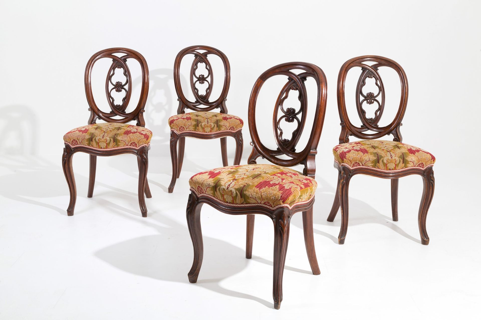Four chairs Quatre chaises en noyer avec dossier ajouré en forme de bouclier et &hellip;