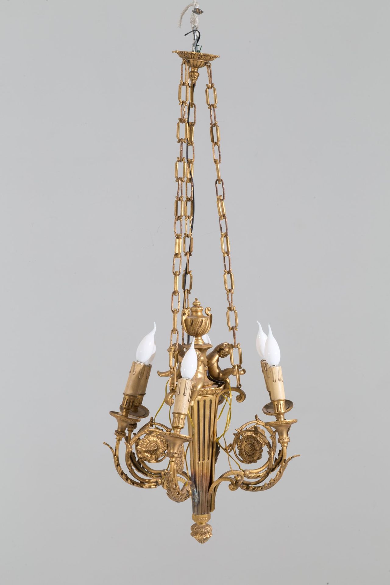 Gilded bronze chandelier Lustre en bronze doré à six branches, décoré de putti. &hellip;