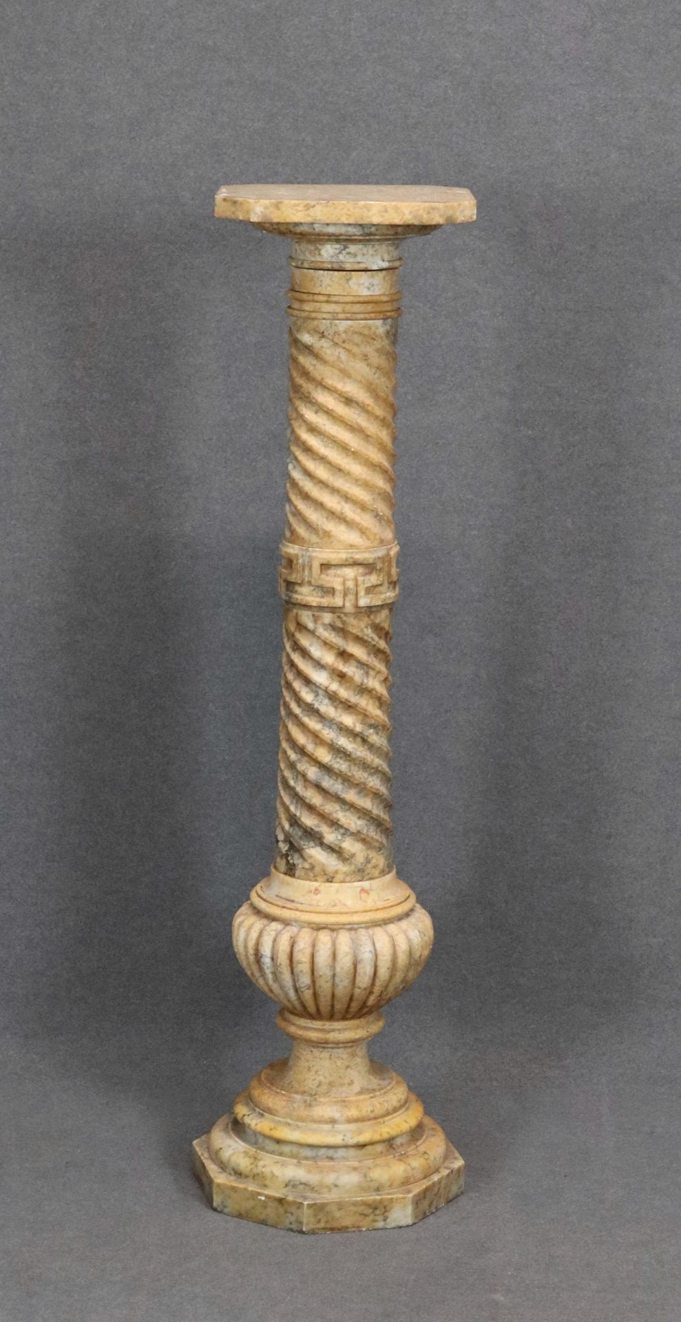 Marble column Colonne torsadée en marbre. Fin du XIXe-début du XXe siècle. H. 13&hellip;