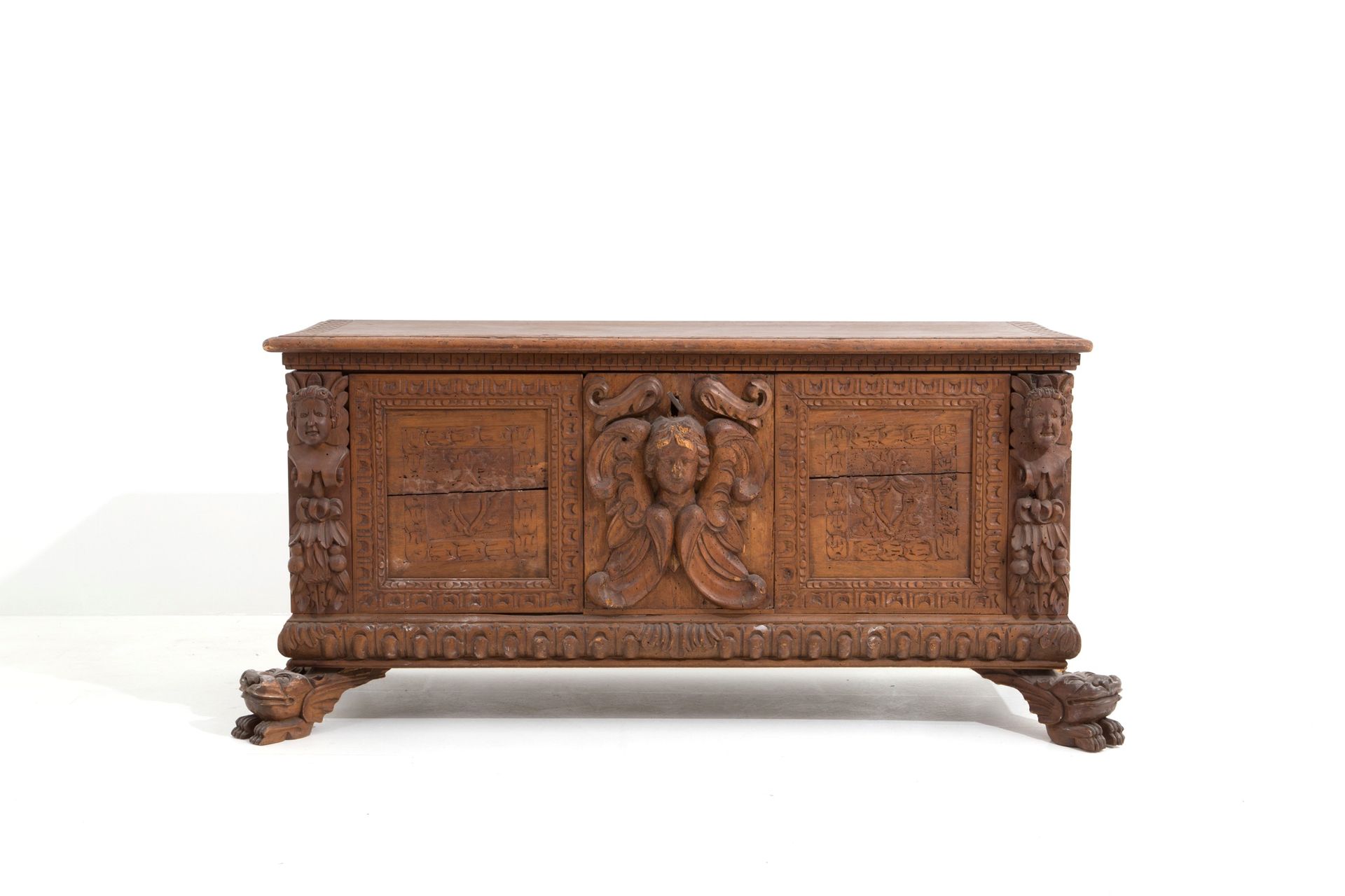 Chest Carved walnut chest. Late 17th century. Flaws and restorations. 60x119x55 &hellip;