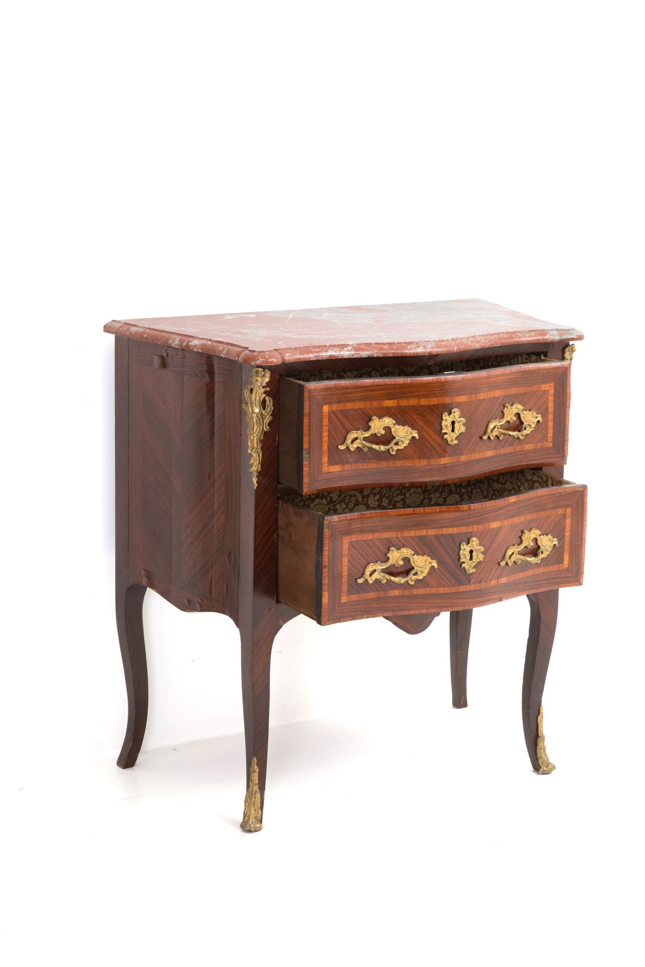 Small chest of drawers 小木制抽屉柜，粉红色大理石桌面和镀金铜配件。法国。19世纪晚期。缺陷。83x81x44厘米左右。