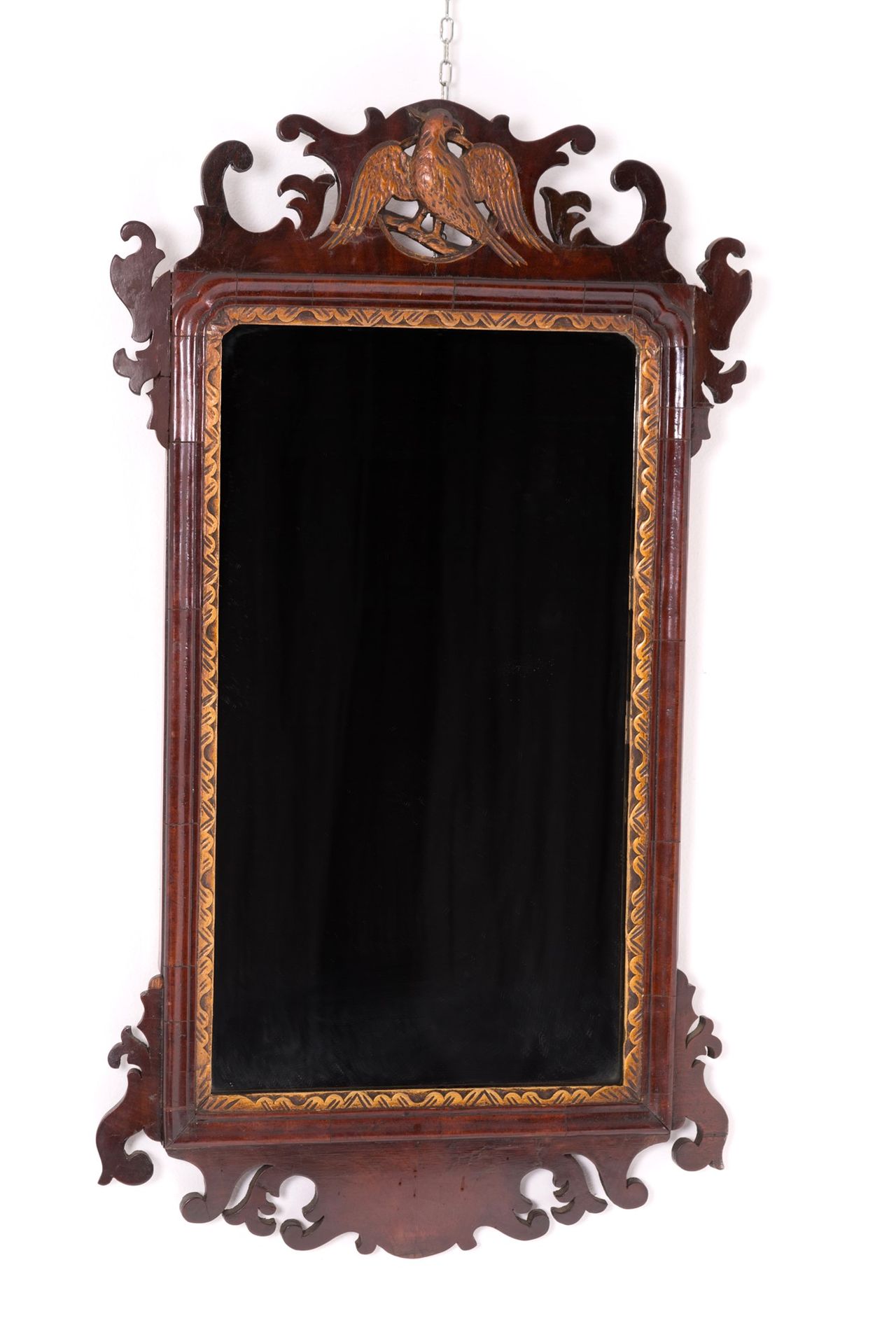 Small mirror 桃花心木镜子，有镀金的轮廓和镂空的檐口，饰有老鹰。英国。19世纪。 88x50厘米左右。