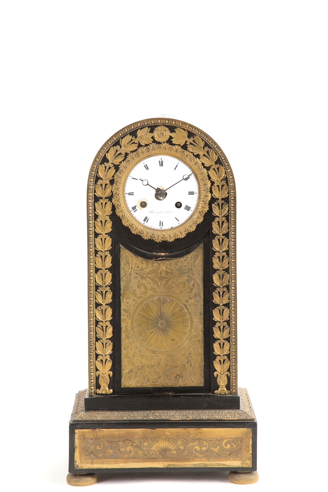 Table clock 桌钟，以乌木为材料，配以青铜和铜雕配件。搪瓷表盘。标记为BARRAND PARIS。19世纪中期。配有钥匙和钟摆。45x23x16厘米左&hellip;
