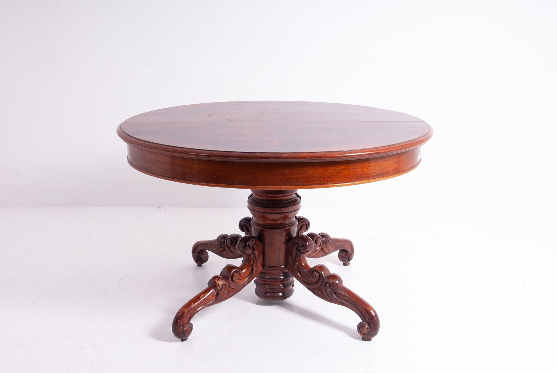 Oval table Table ovale extensible en placage d'acajou avec pieds sculptés. Compl&hellip;