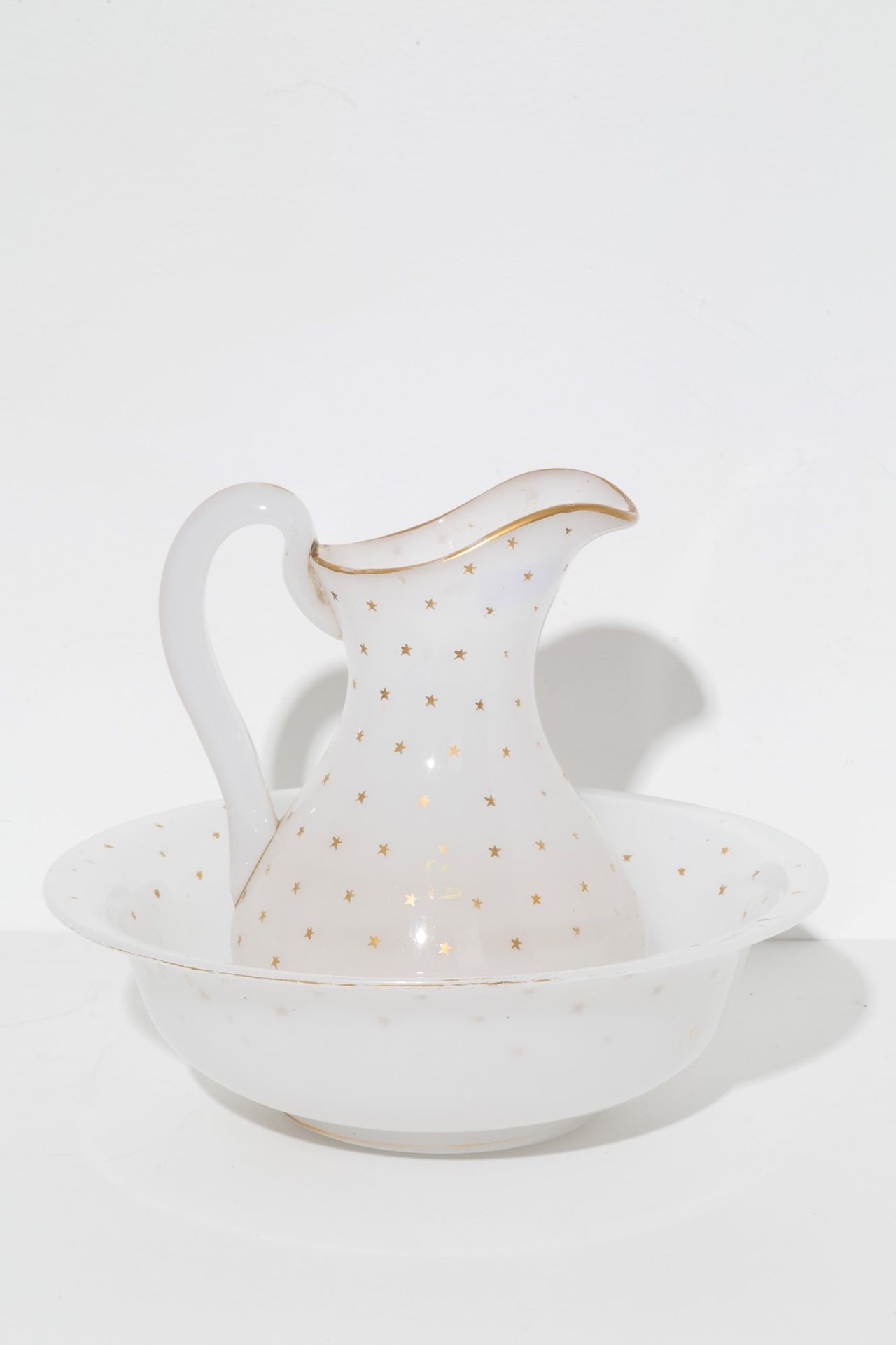 Basin with jug Catino con brocca lavamani in vetro opalino decorato in oro zecch&hellip;