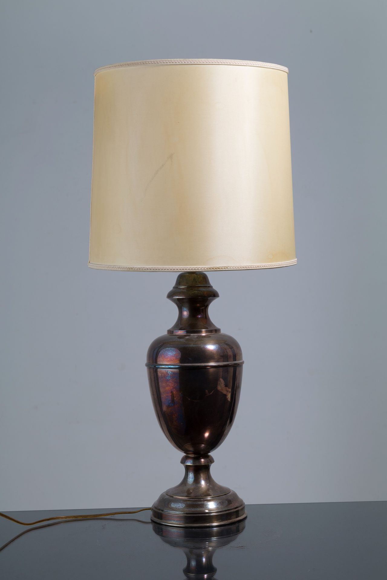 Table lamp Lampada da tavolo in metallo argentato con paralume in stoffa. XX sec&hellip;