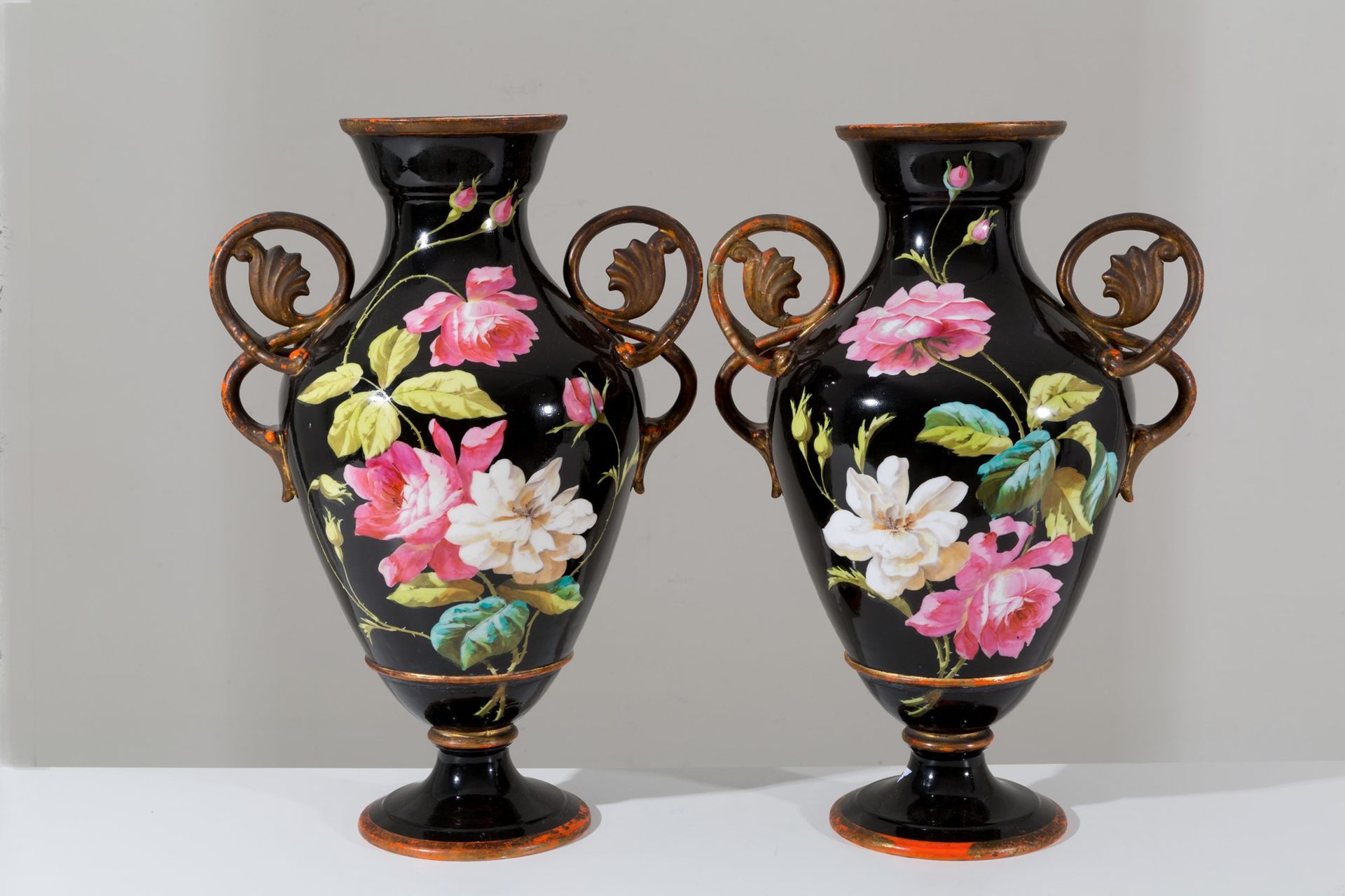 Pair of ceramic vases 一对黑地陶瓷花瓶，上面绘有花卉图案。20世纪初。缺陷。高约53厘米。