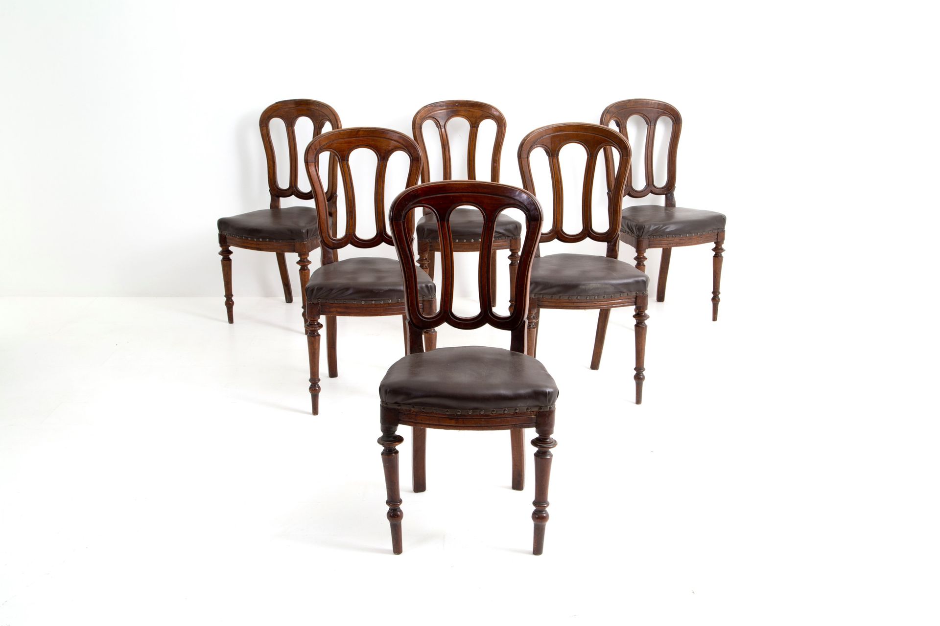 Six chairs Lot consisting of six milanesine-type walnut chairs. 19th century. 95&hellip;
