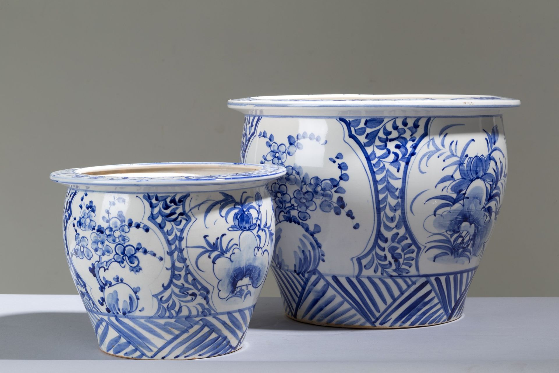 Two white and blue ceramic cachepots Dos cacharros de cerámica blanca y azul dec&hellip;