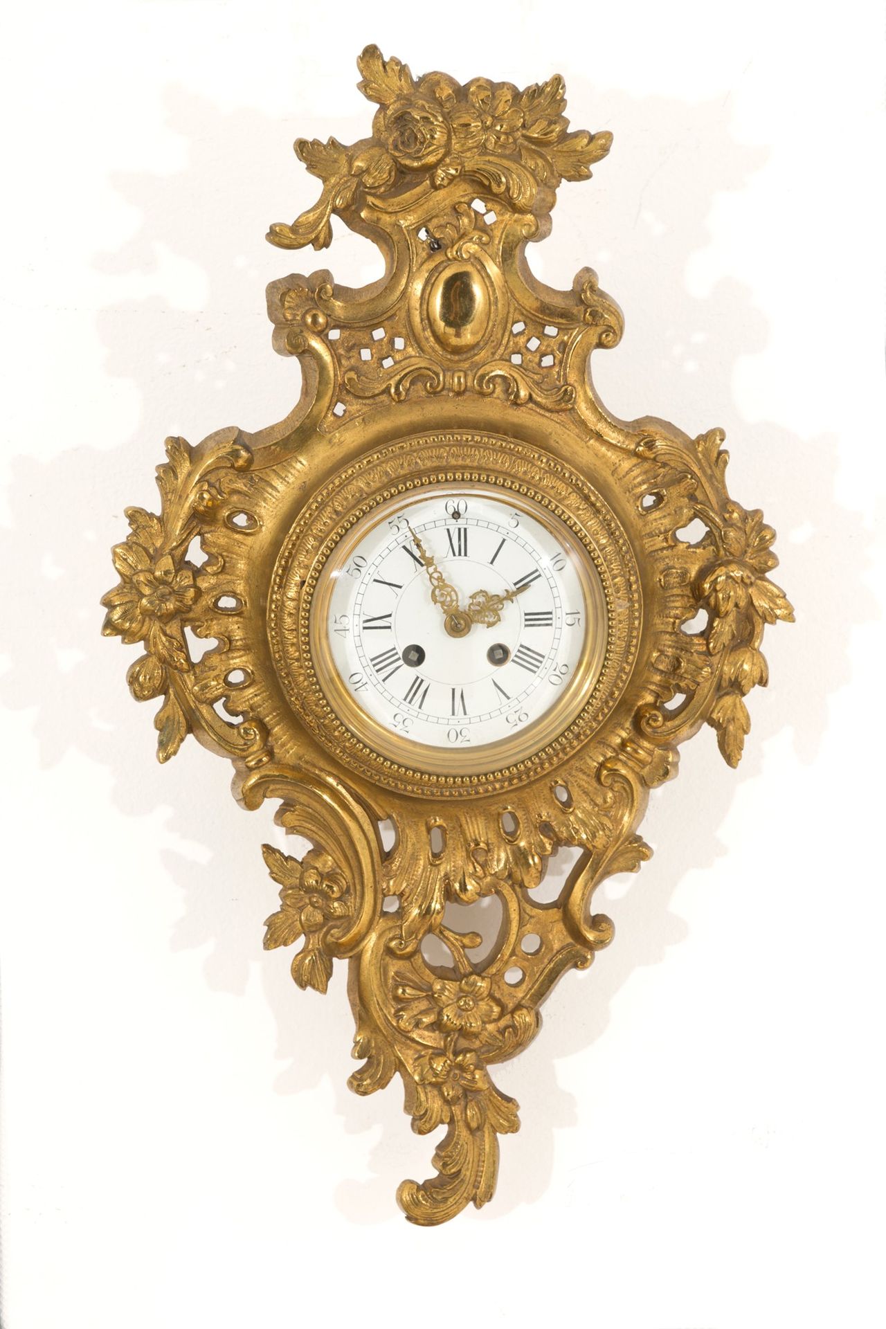 Cartel clock 凿刻和镀金青铜的卡特尔钟。55x33厘米左右。