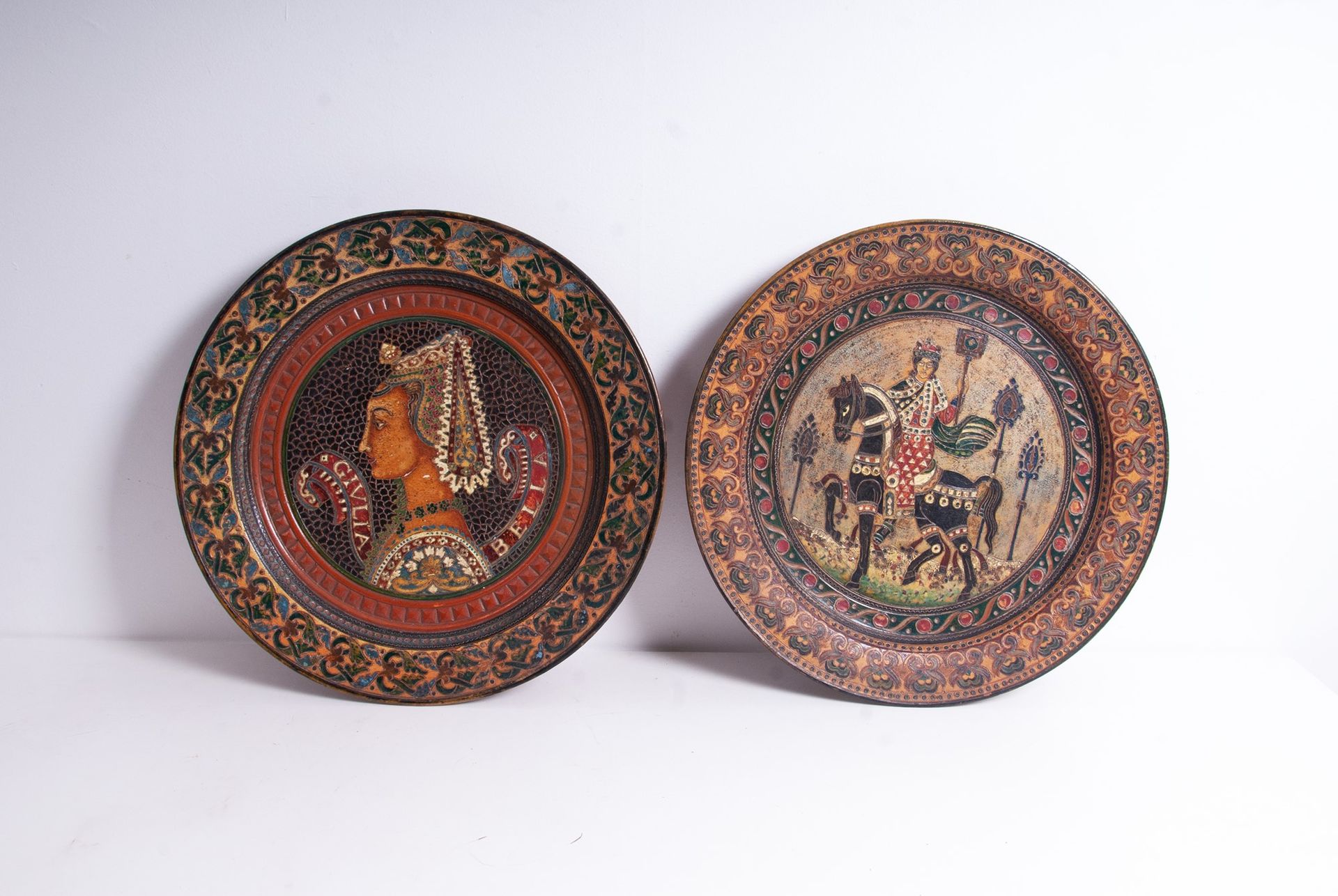 Pair of parade plates 一对带有中世纪人物装饰的赤土游行盘。标有 ITALIA MONTOPOLI PIDITANACCA (P. D. T&hellip;