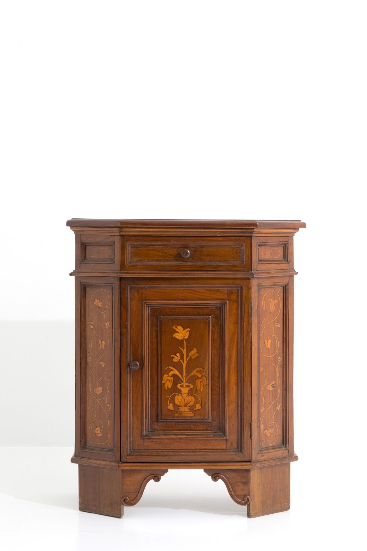 Cabinet Cabinet en noyer avec incrustations en bois clair. 17ème siècle. Défauts&hellip;