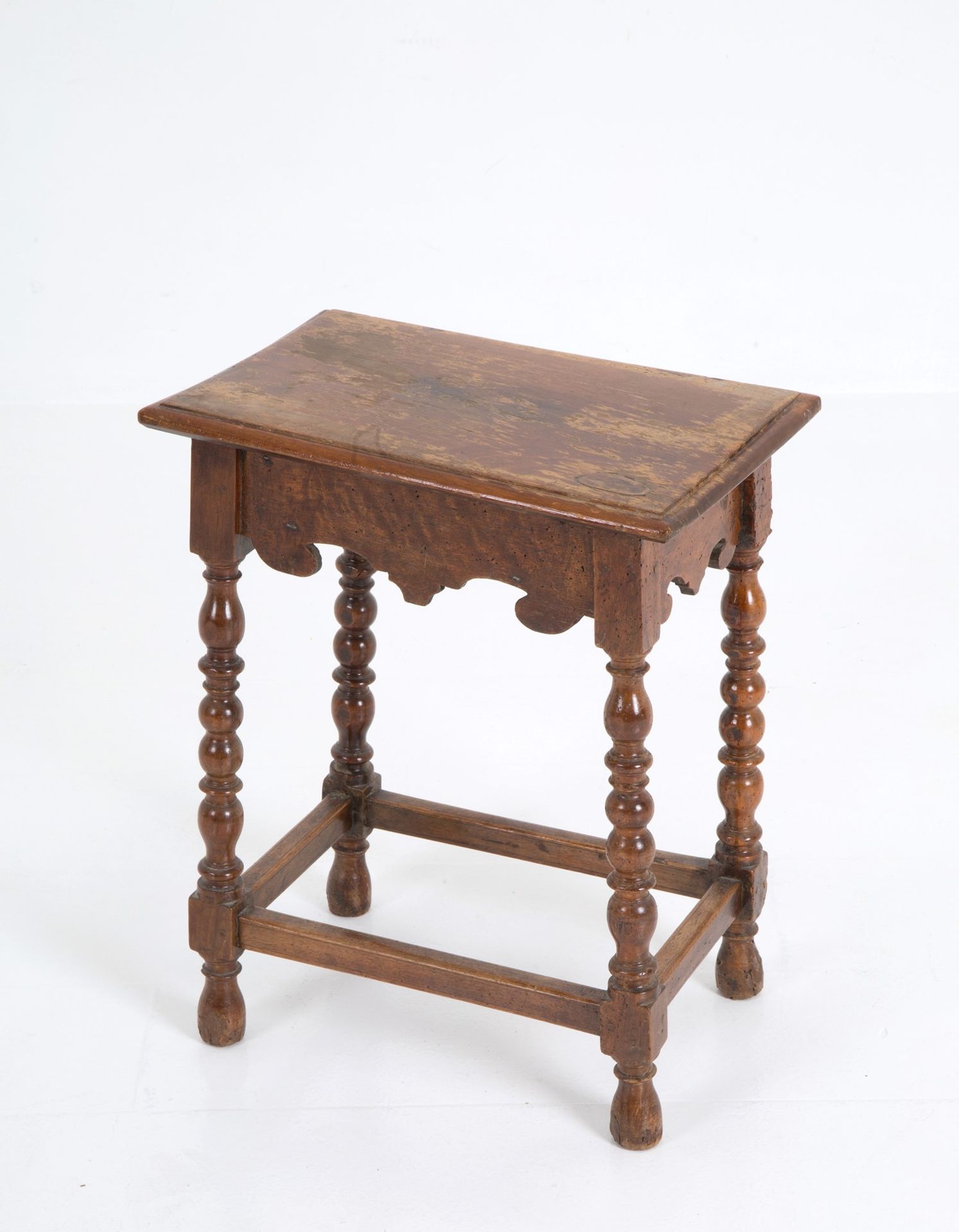 Walnut stool Walnut stool with turned legs. 17th century. Flaws. 55x45x29 cm app&hellip;