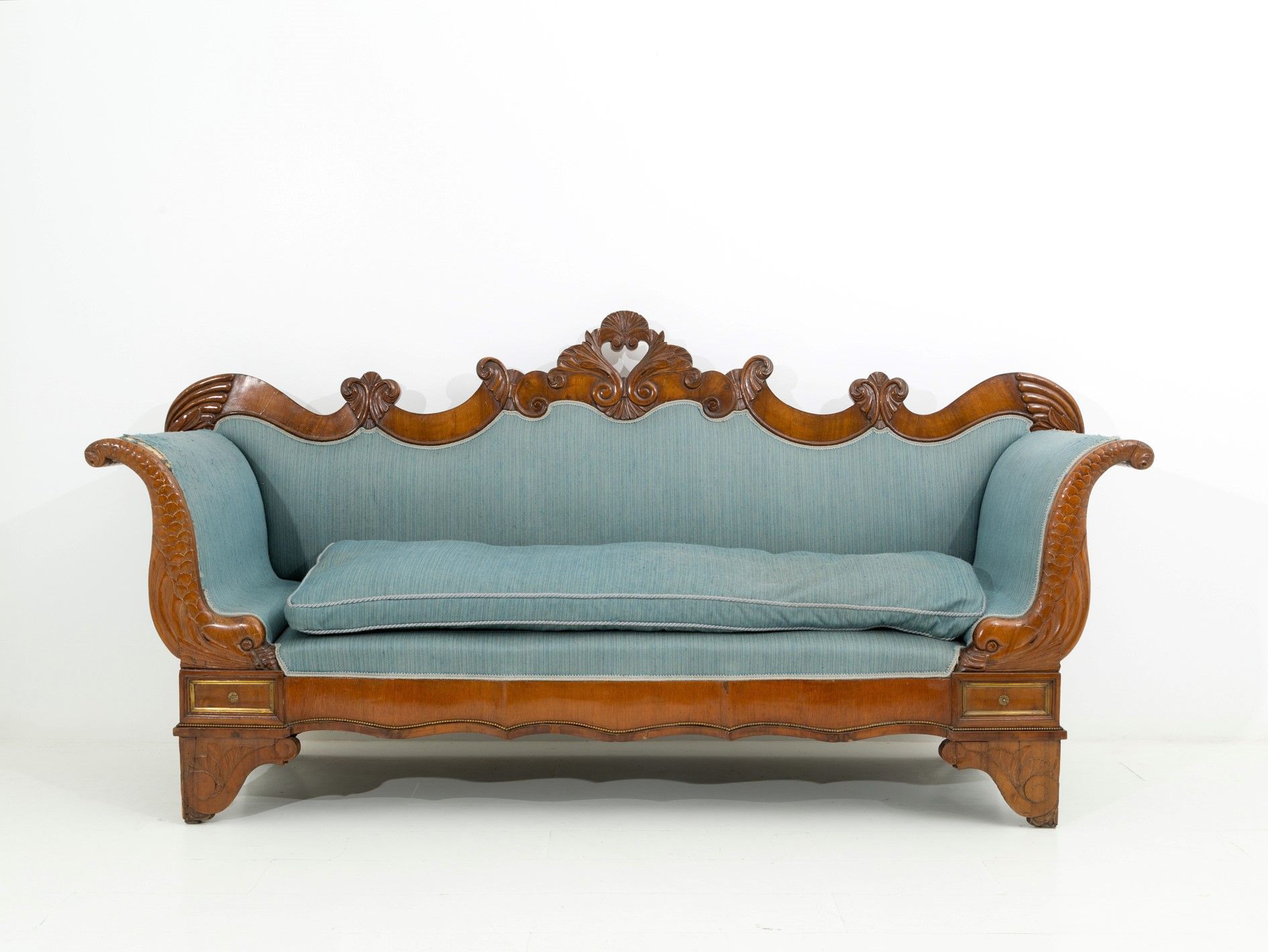 Sofa Canapé en bois façonné, sculpté et rembourré, avec deux animaux marins fant&hellip;