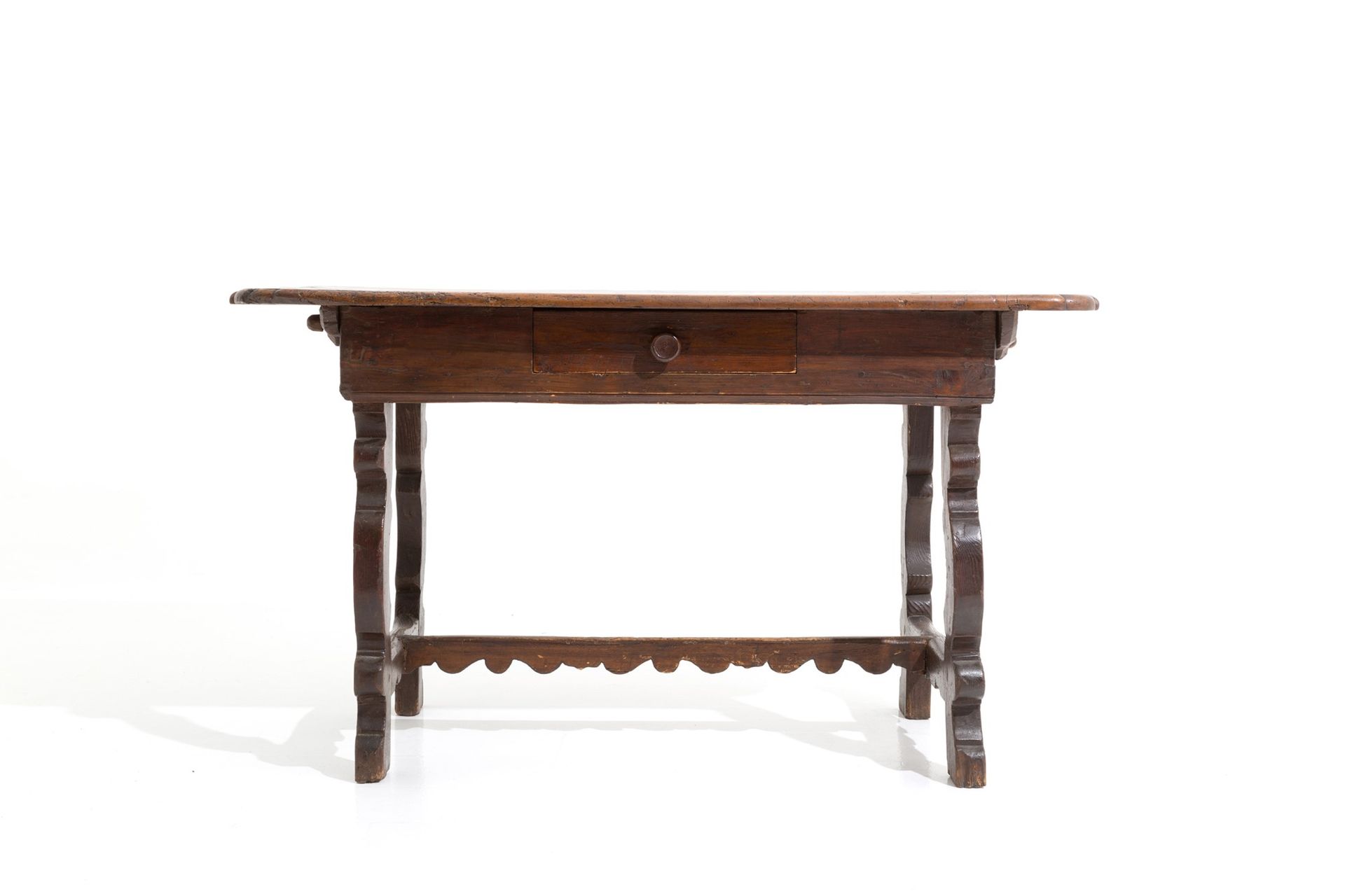 Table with lyre legs 胡桃木桌，有荔枝形桌腿。17世纪初。缺陷。78x120x72厘米左右。