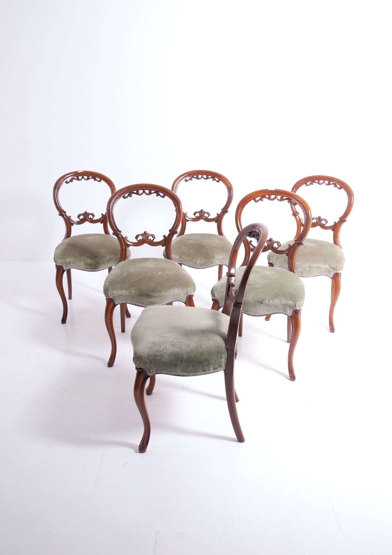 Six chairs 六把胡桃木椅子，圆形椅背，软垫座椅和卡布罗尔腿。英国。19世纪。