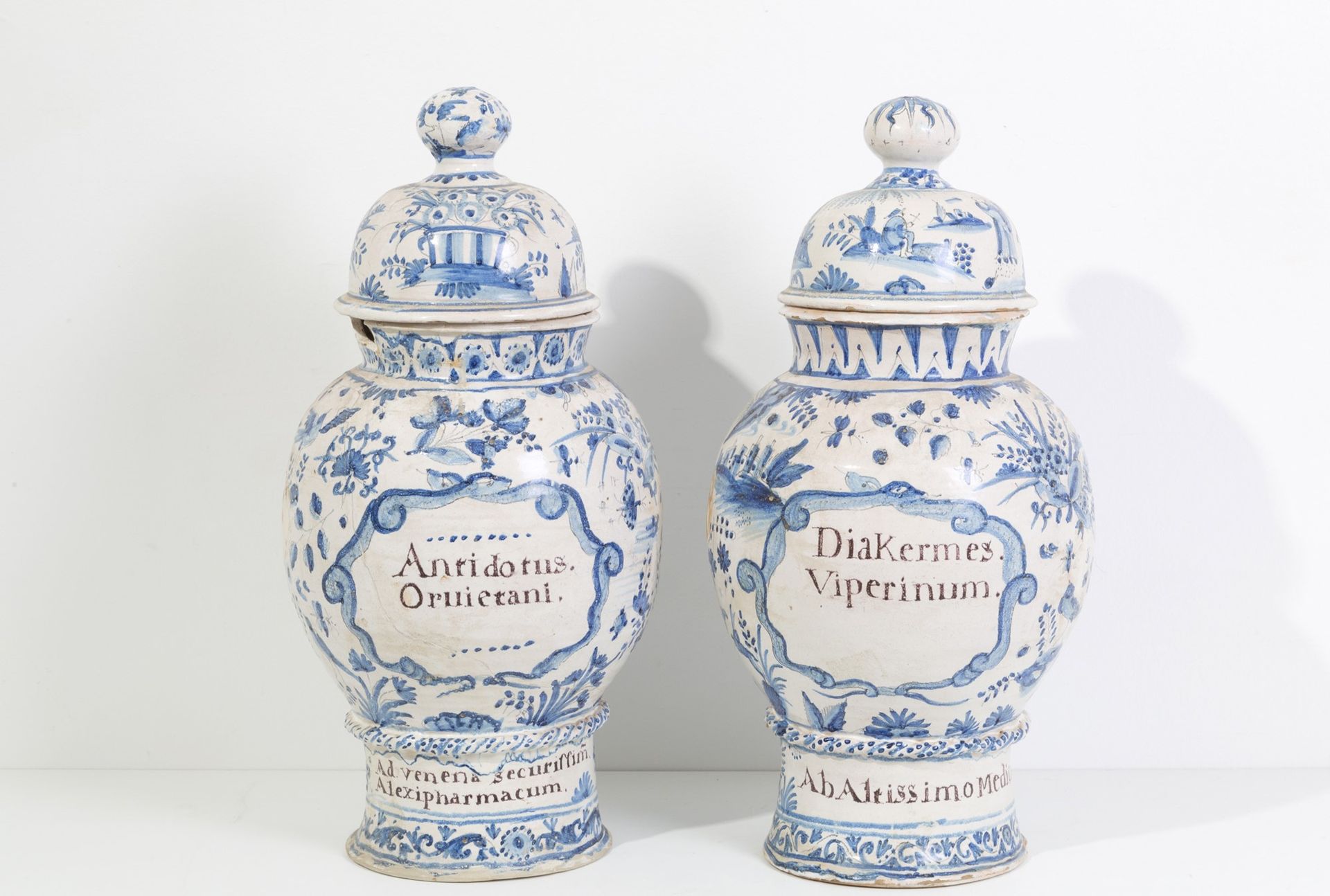 Pair of ceramic vases 一对蓝色和白色的陶瓷花瓶。北欧。18世纪。缺陷、断裂和修复。高约55厘米。