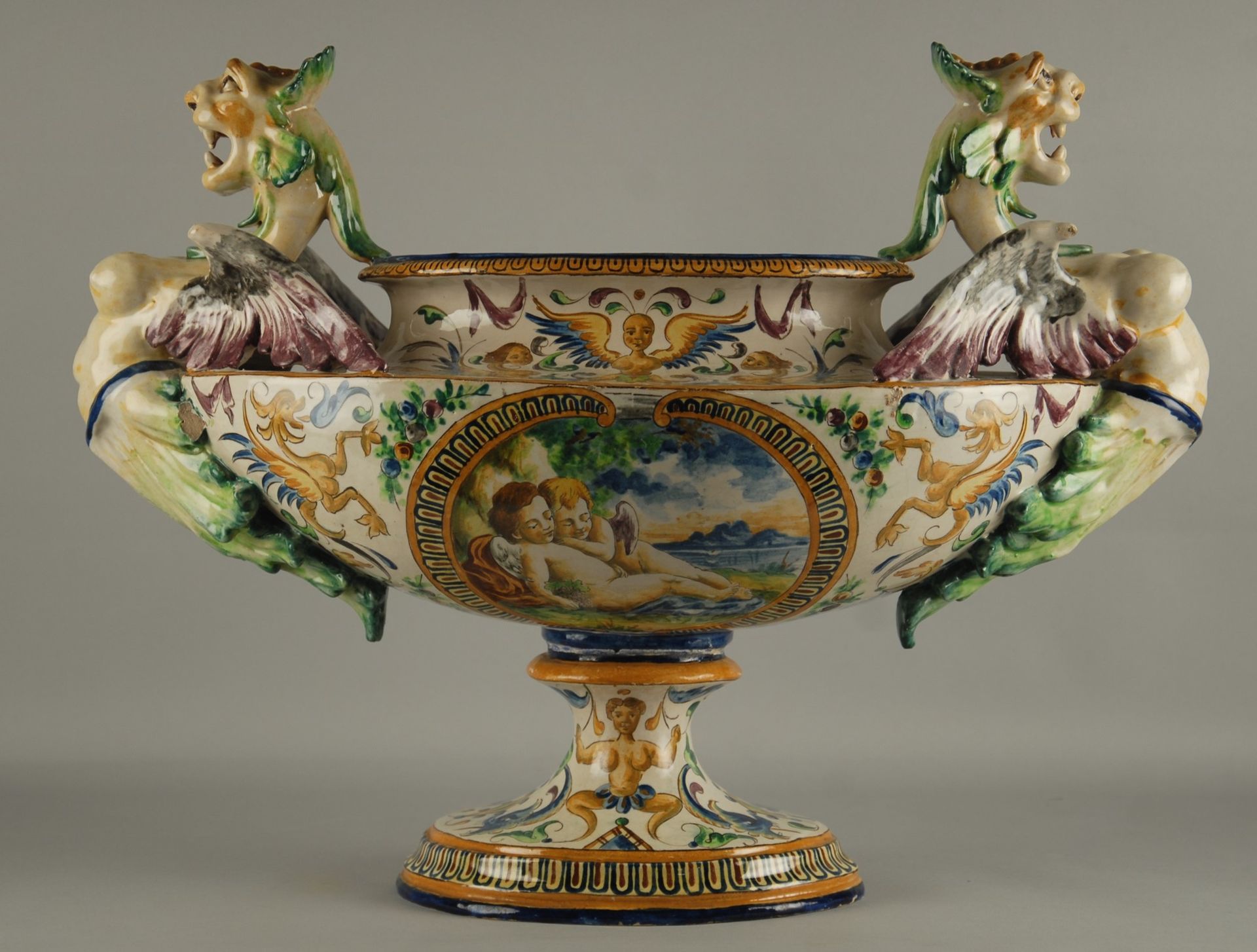Centerpiece in glazed ceramic 釉面陶瓷器皿，装饰有 "VENUS和CUPIDUS, PUTTS, FLOWERS和GRIPHONS&hellip;